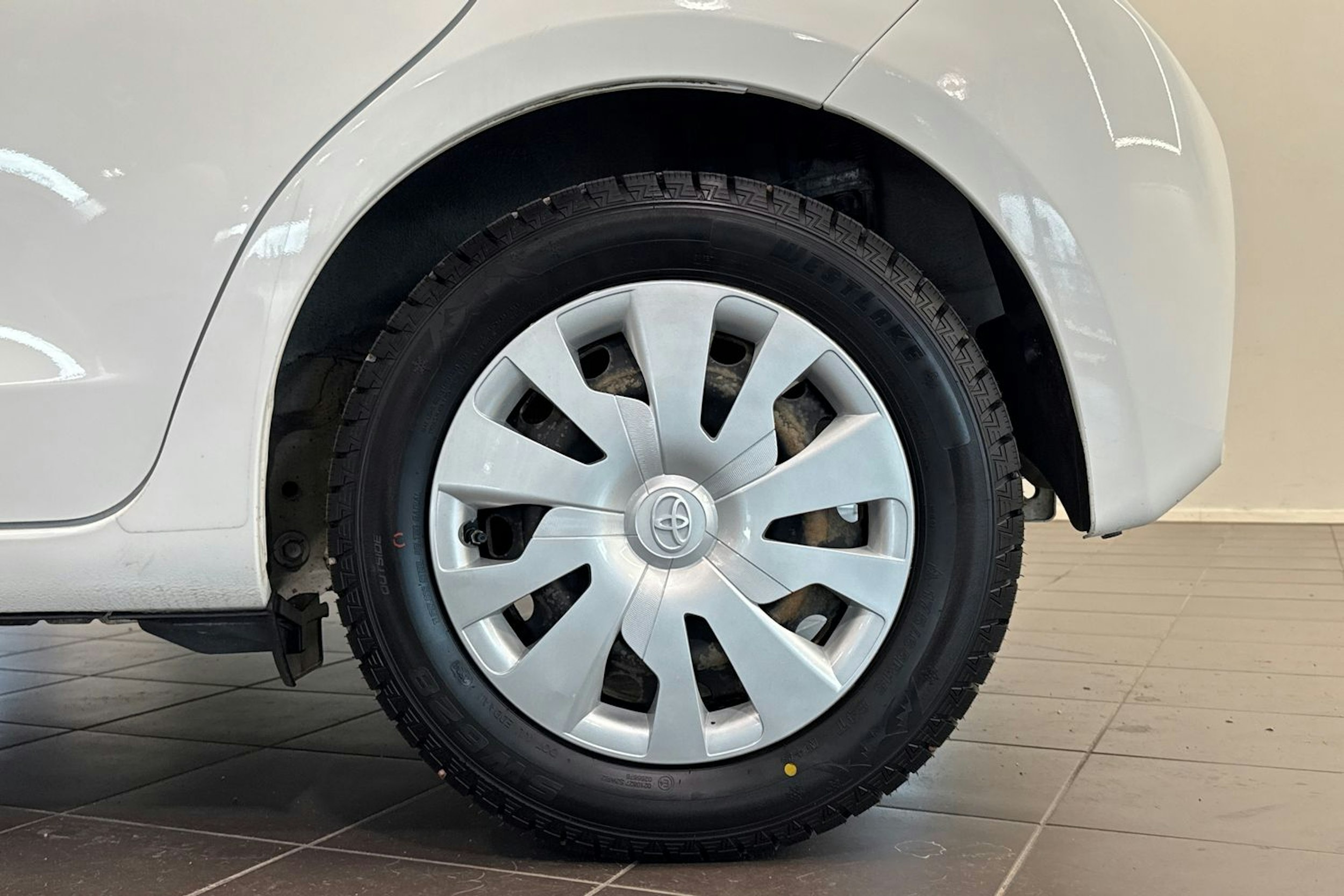 Valkoinen Toyota Yaris 2018 kuva 13.
