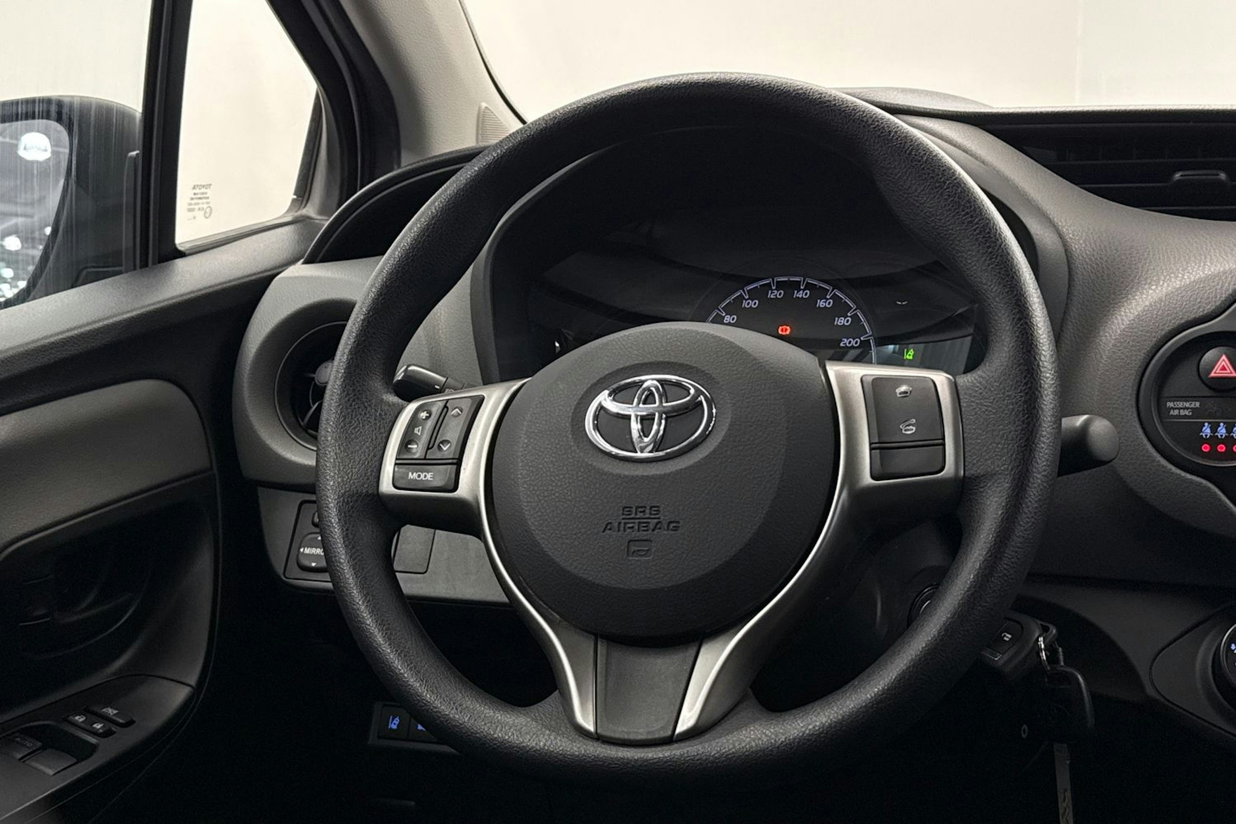 Valkoinen Toyota Yaris 2018 kuva 14.