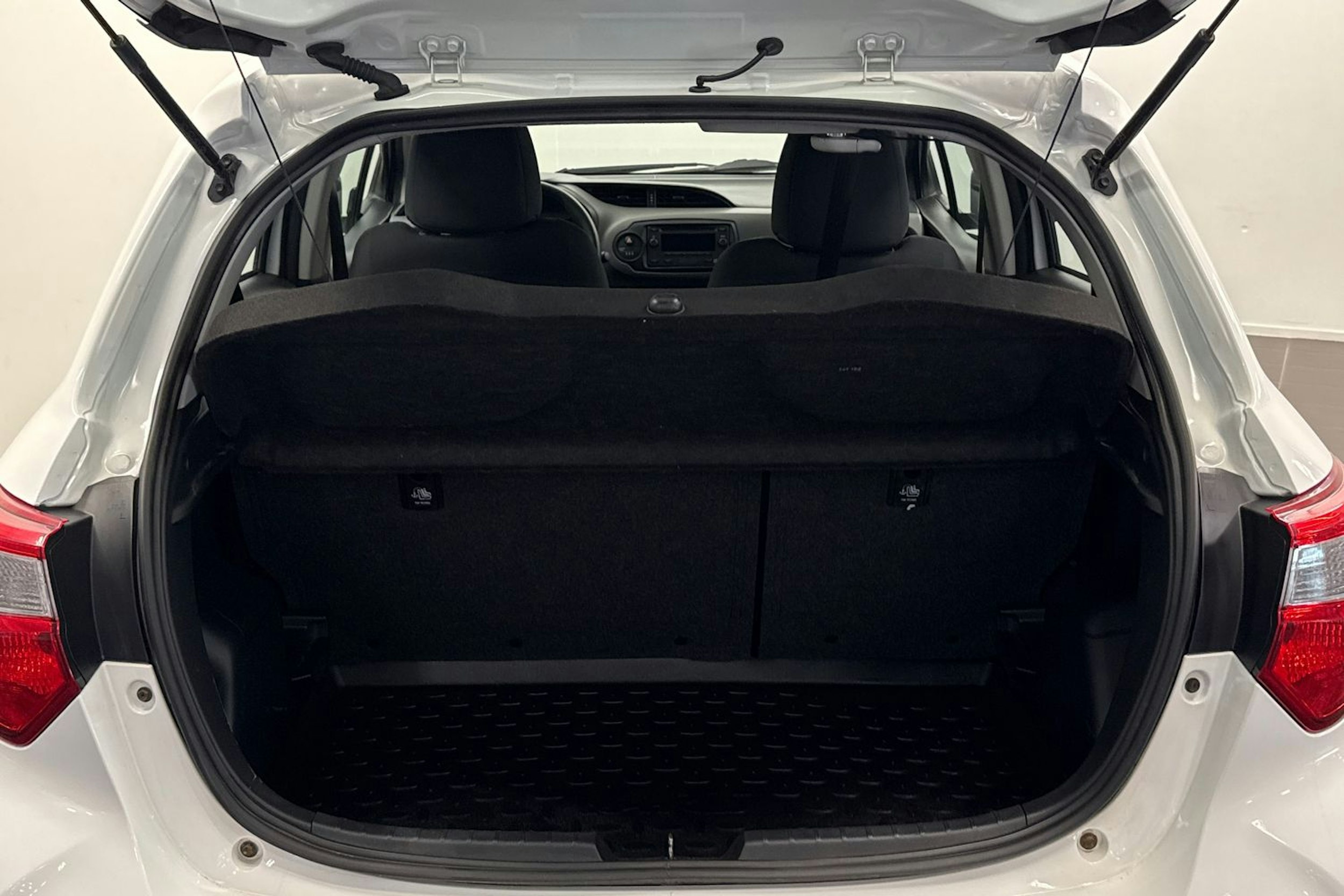 Valkoinen Toyota Yaris 2018 kuva 23.