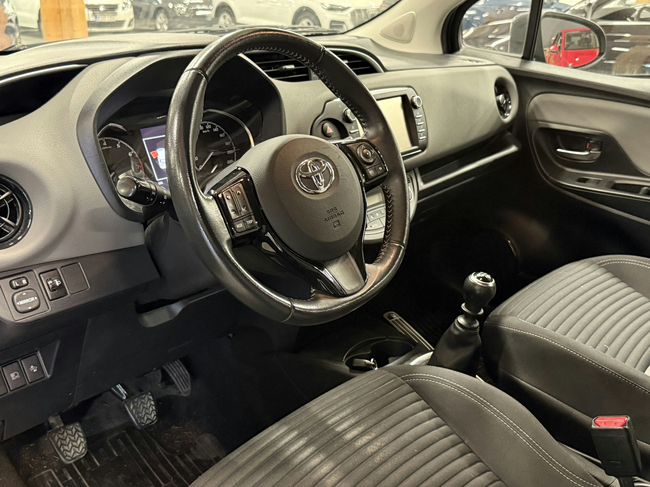 musta Toyota Yaris 2018 kuva 3.