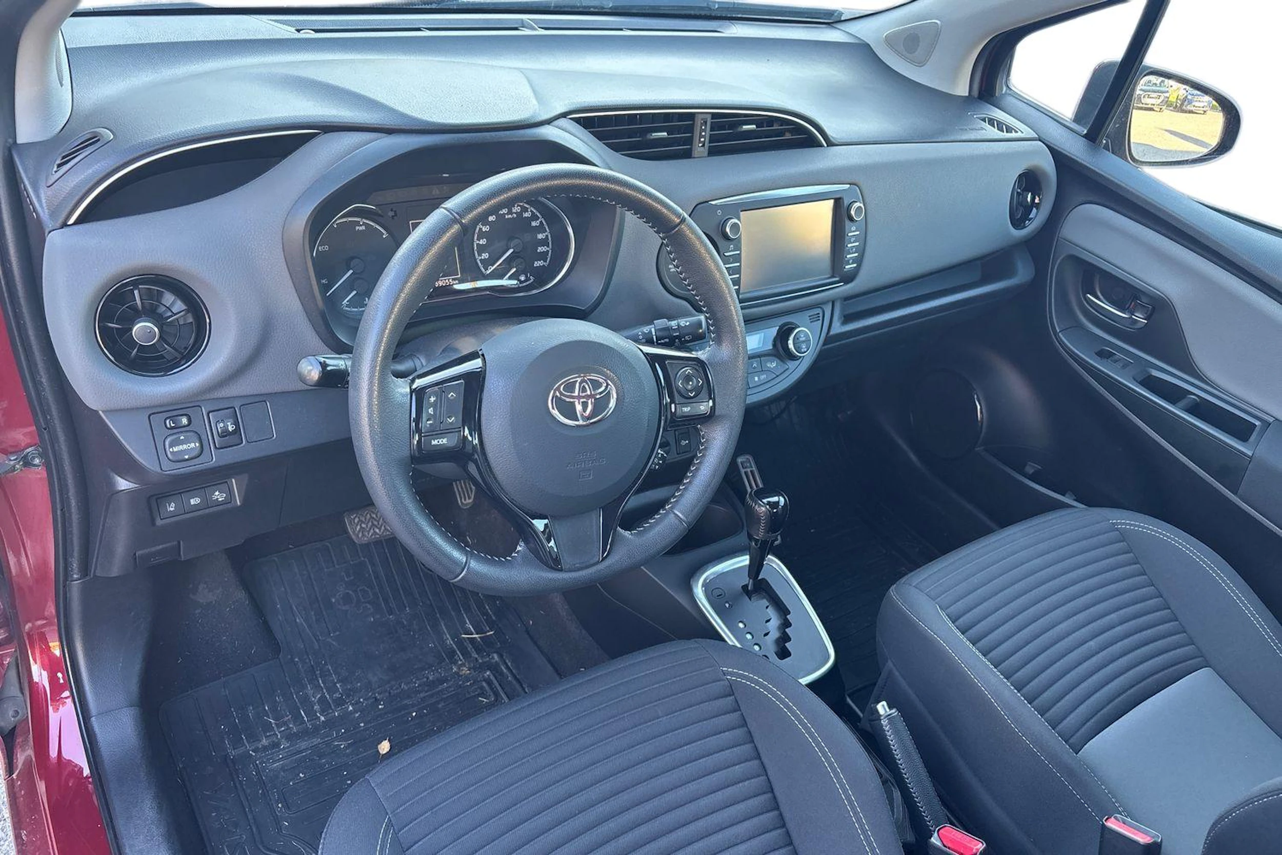 punainen Toyota Yaris 2018 kuva 3.