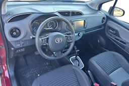 punainen Toyota Yaris 2018 kuva 3.
