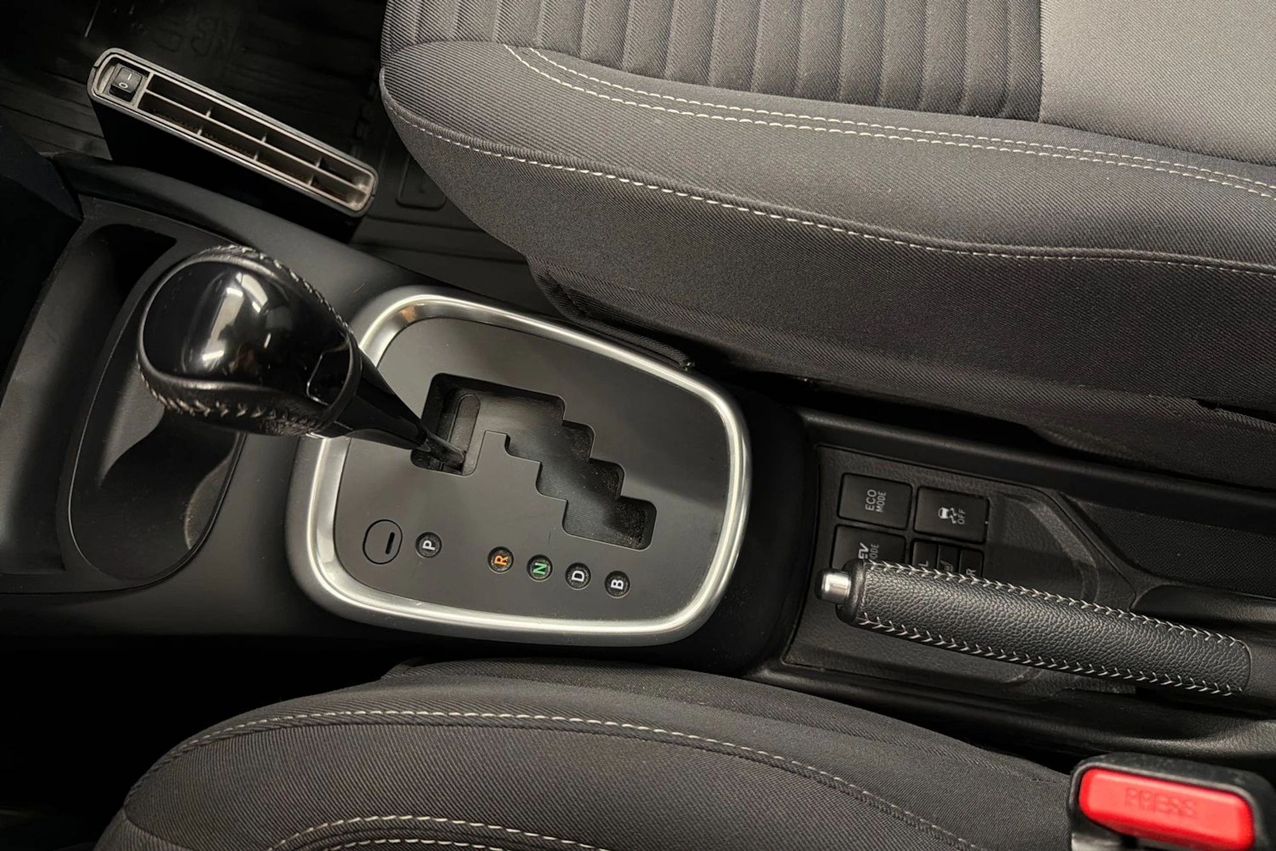punainen Toyota Yaris 2018 kuva 20.