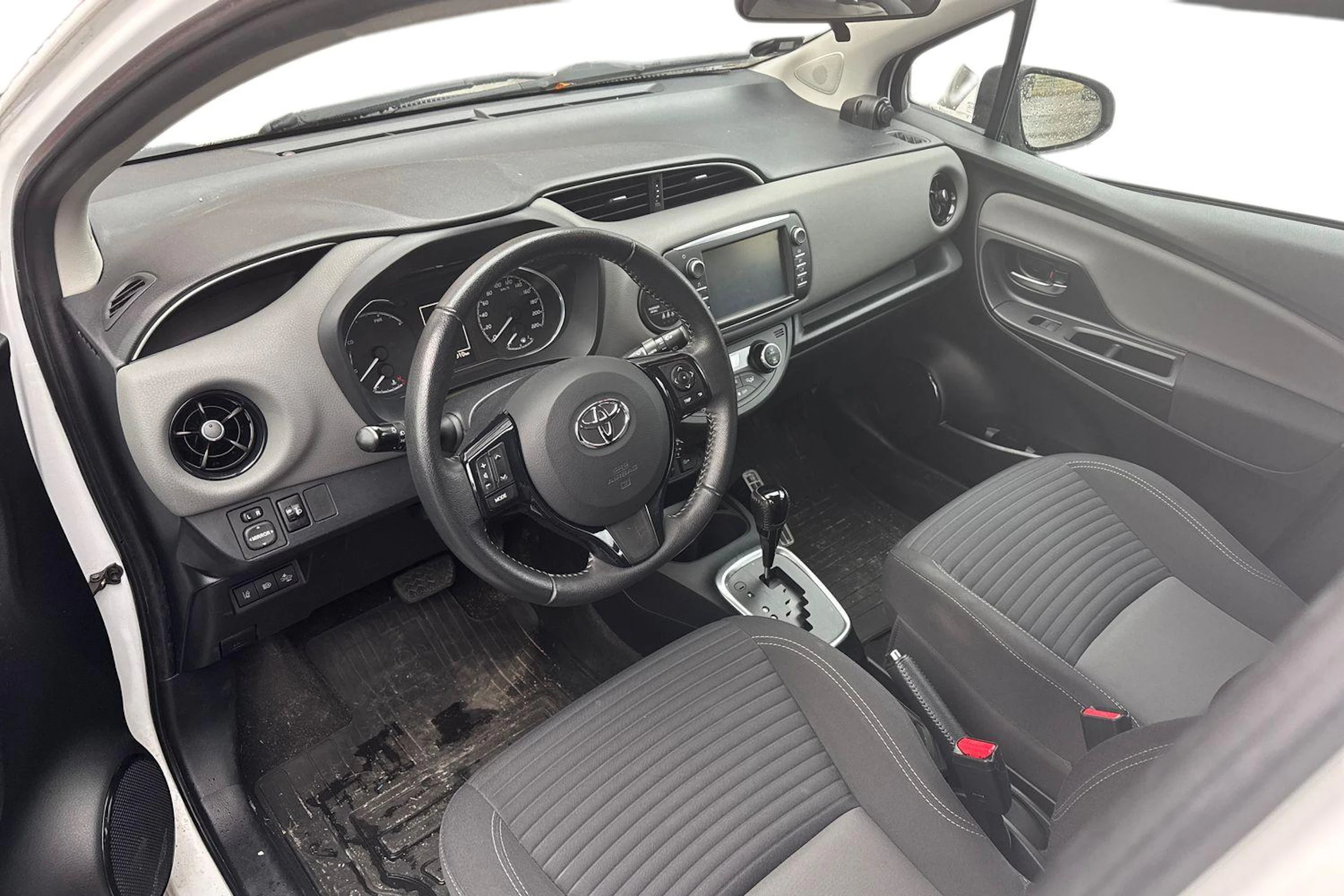 valkoinen Toyota Yaris 2018 kuva 3.
