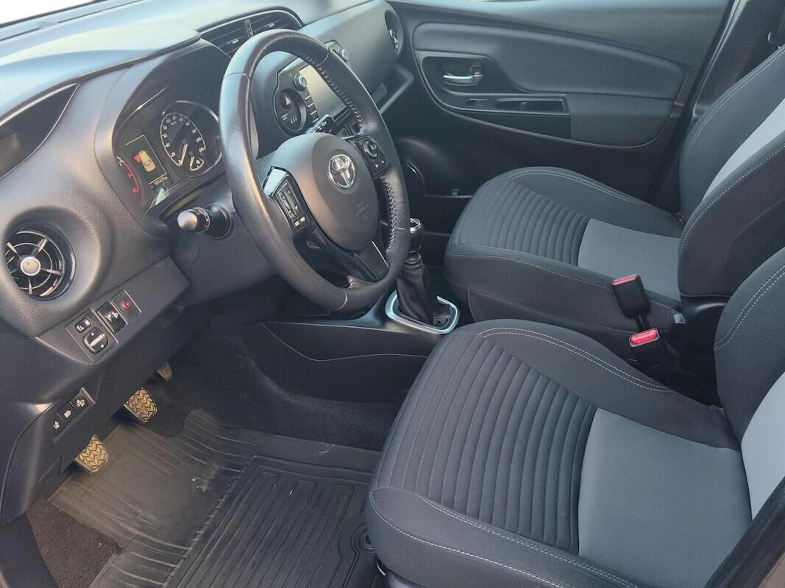 ruskea Toyota Yaris 2019 kuva 8.