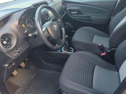 ruskea Toyota Yaris 2019 kuva 8.