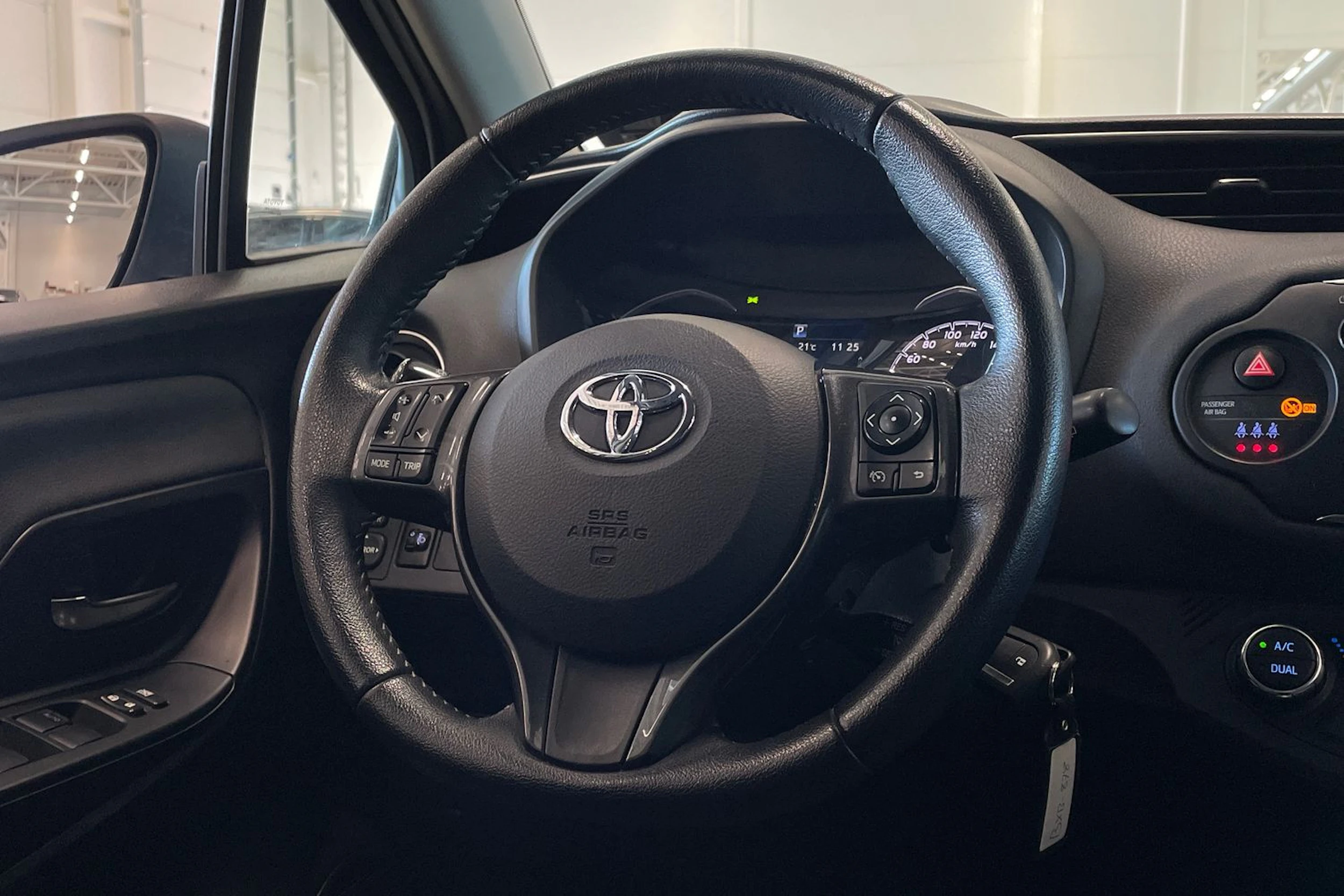 Valkoinen Toyota Yaris 2019 kuva 12.