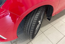 Punainen Toyota Yaris 2019 kuva 13.