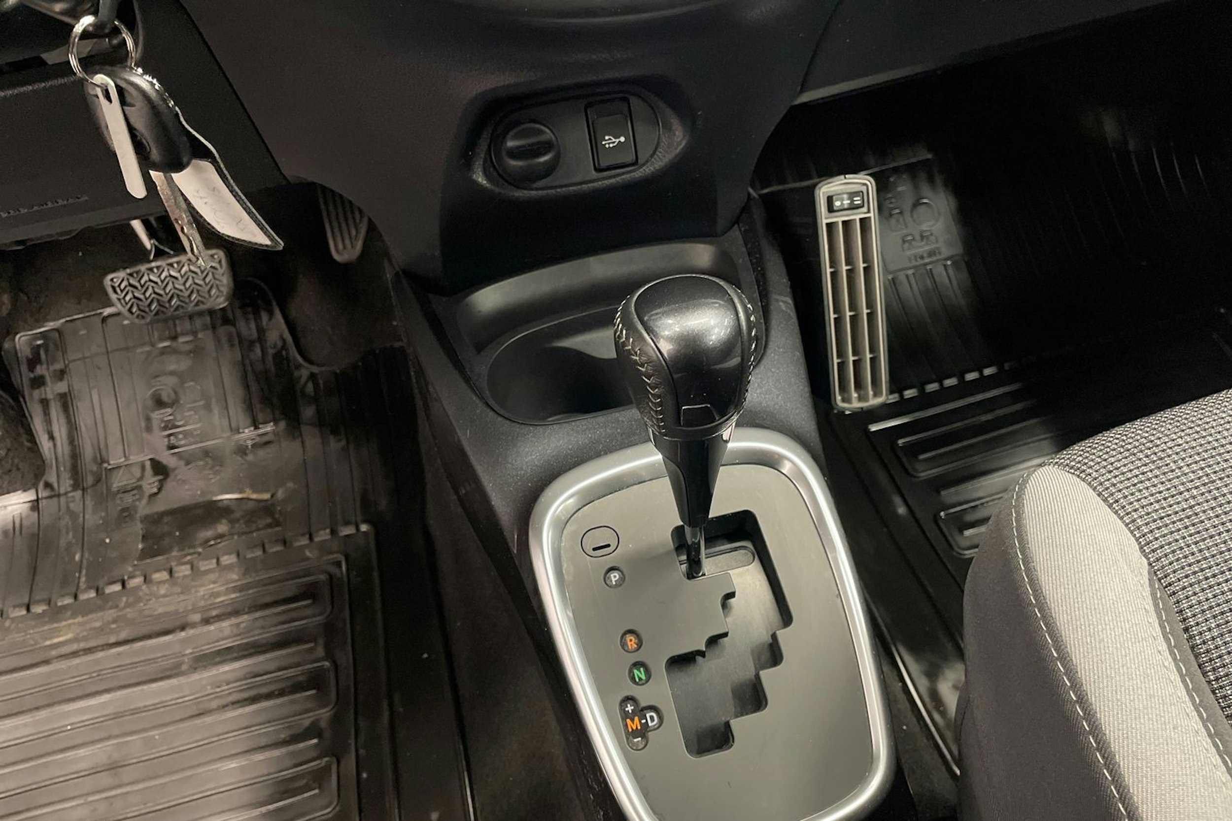 Punainen Toyota Yaris 2019 kuva 15.