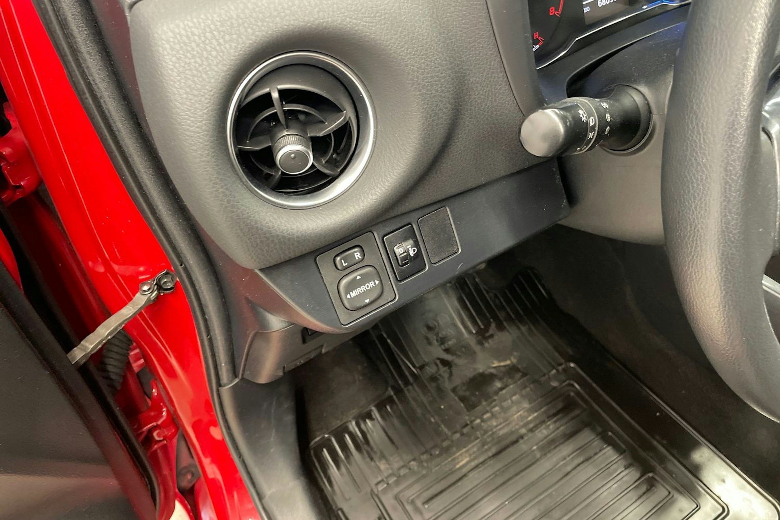 Punainen Toyota Yaris 2019 kuva 20.
