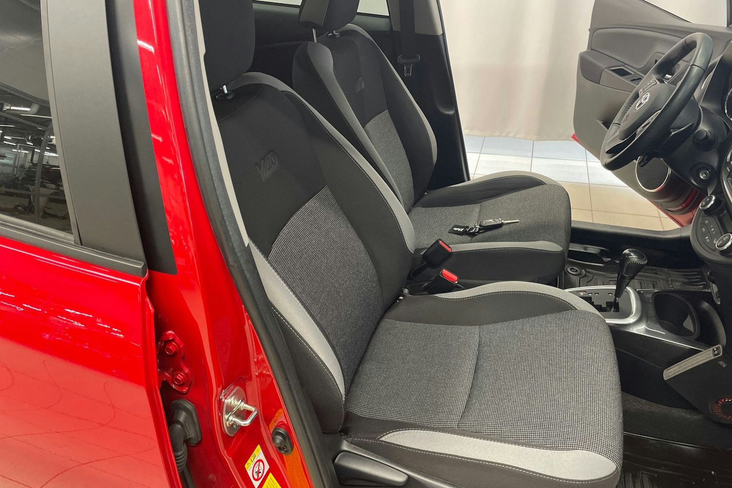Punainen Toyota Yaris 2019 kuva 25.