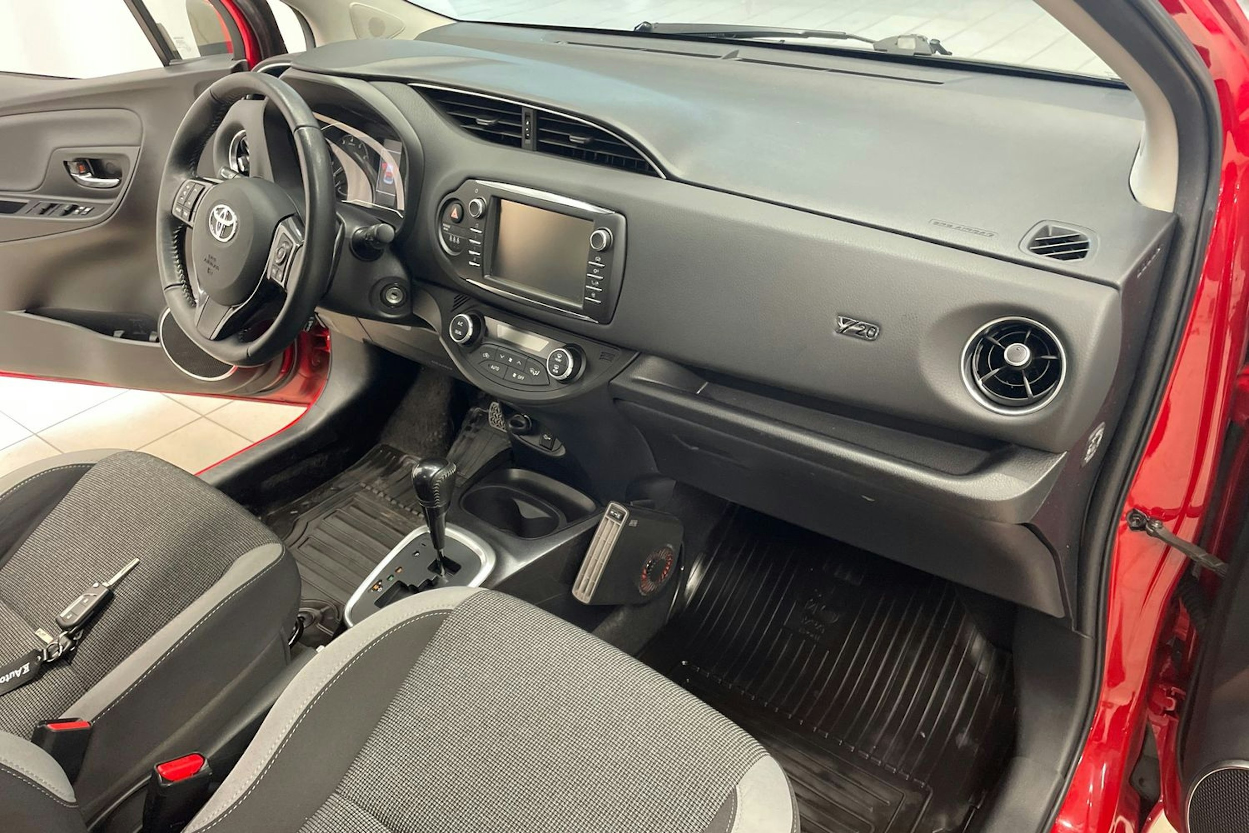 Punainen Toyota Yaris 2019 kuva 26.