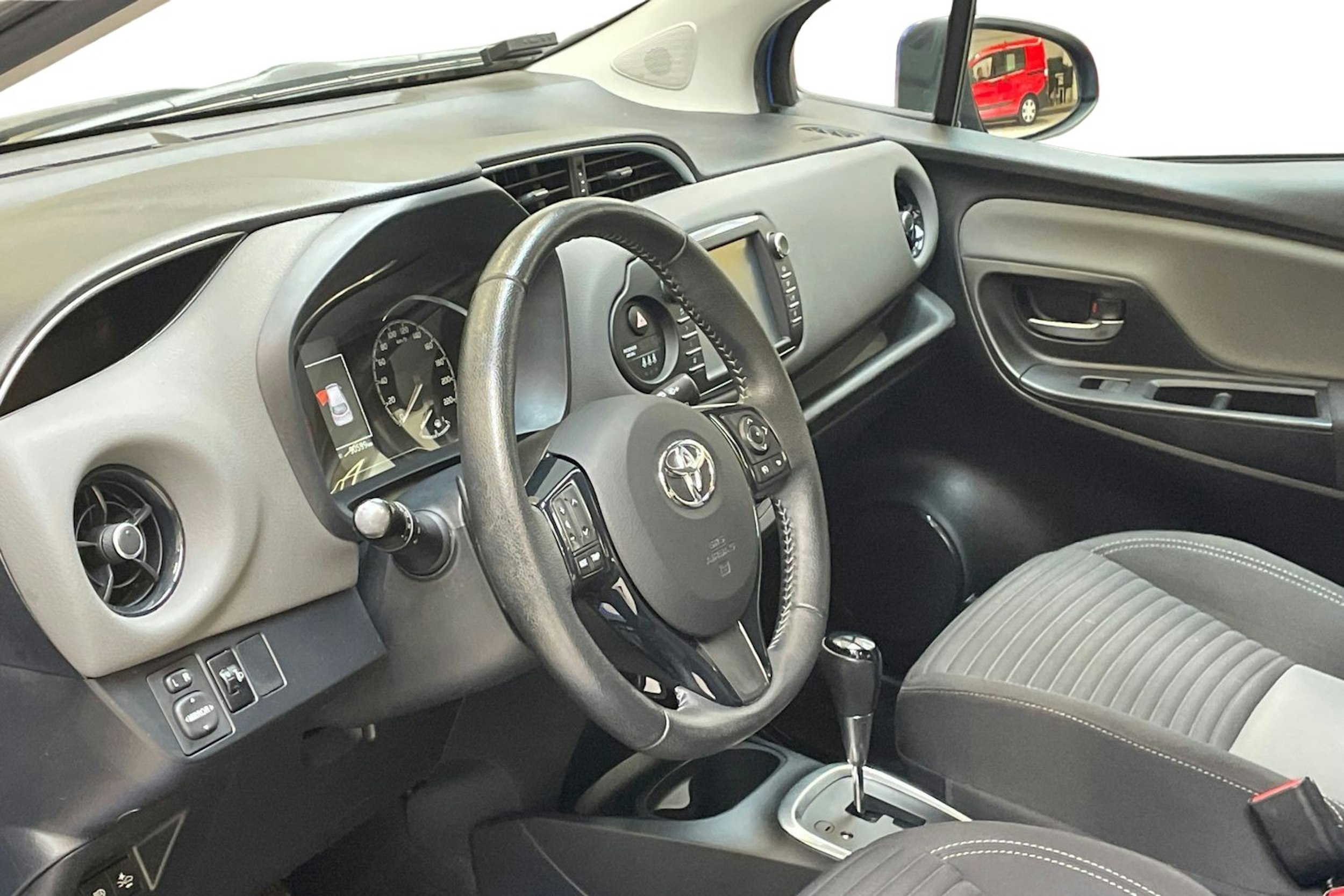 sininen Toyota Yaris 2019 kuva 7.