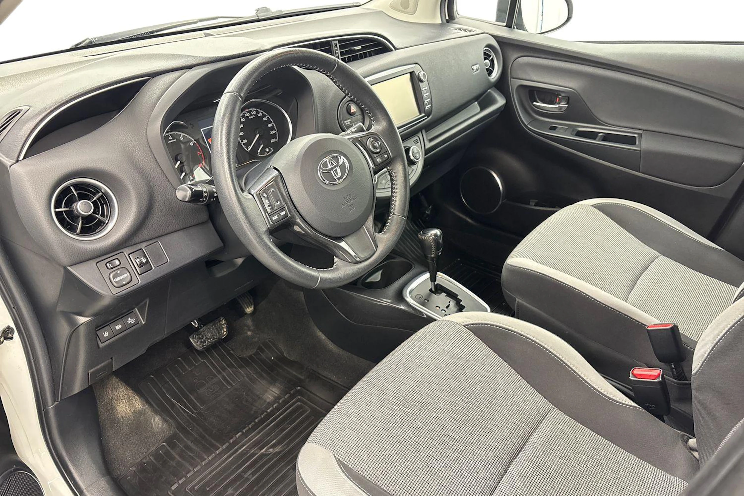 valkoinen Toyota Yaris 2019 kuva 8.