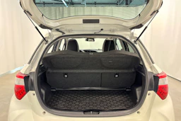 valkoinen Toyota Yaris 2019 kuva 15.