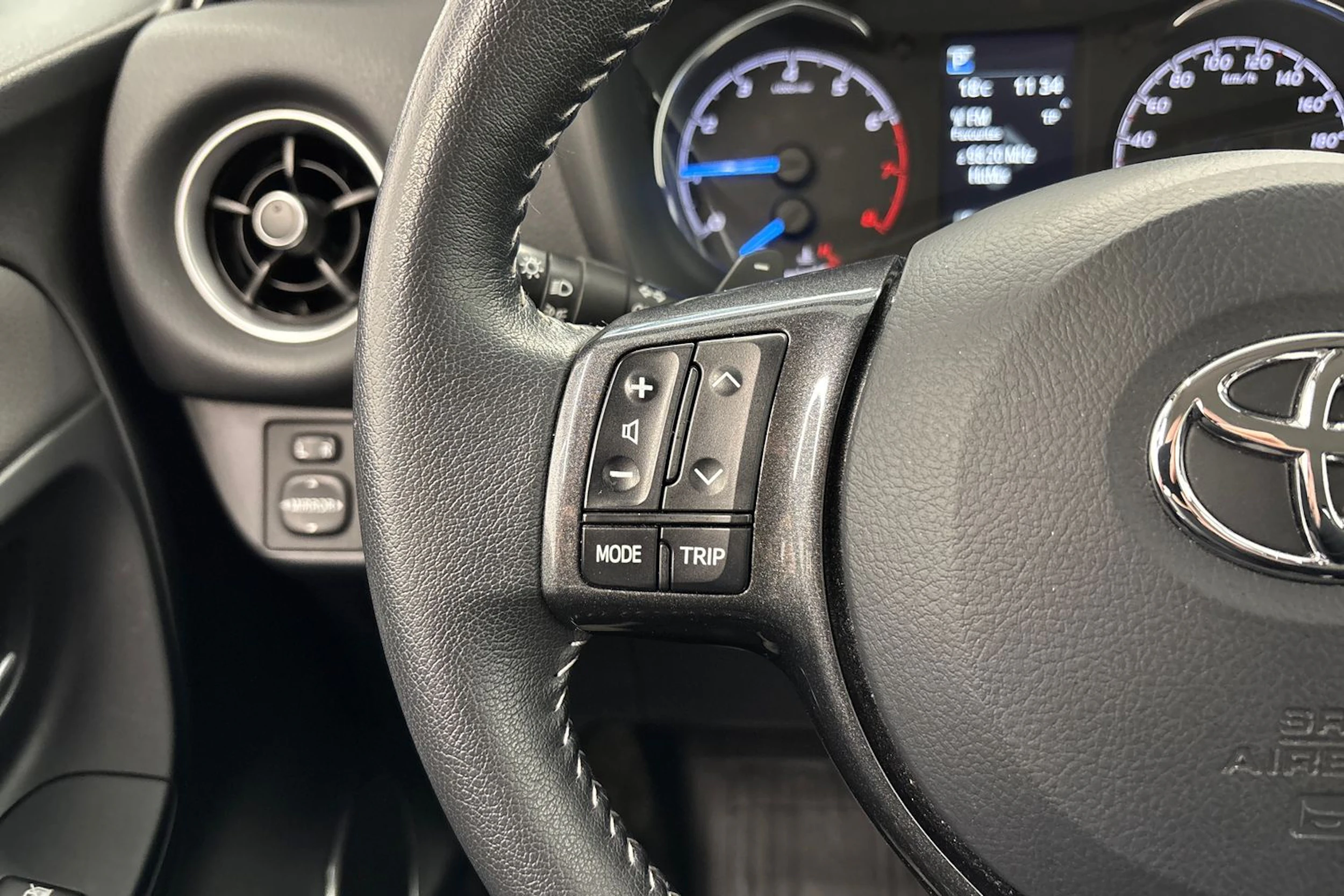 valkoinen Toyota Yaris 2019 kuva 17.