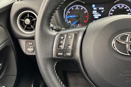 valkoinen Toyota Yaris 2019 kuva 17.