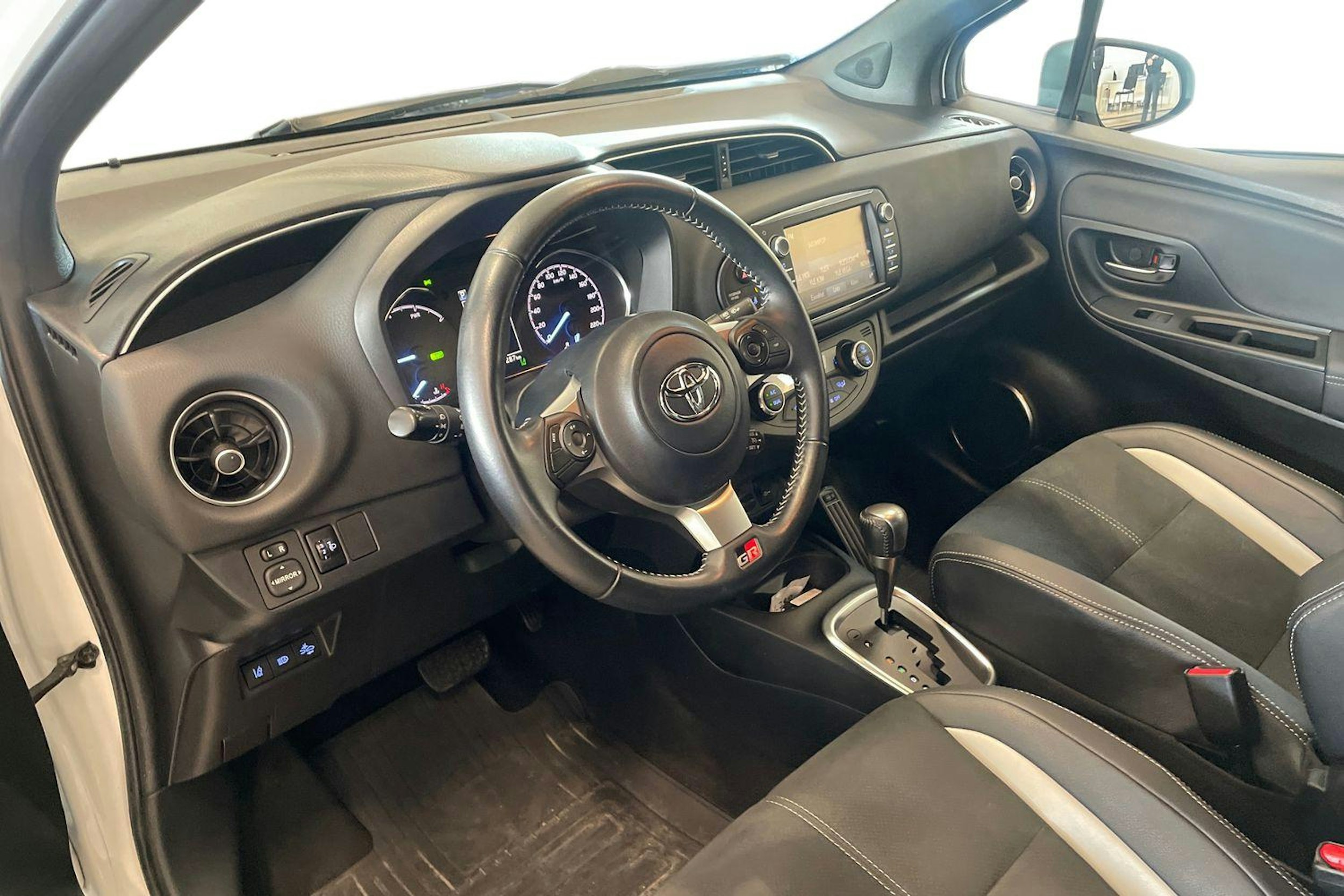 valkoinen Toyota Yaris 2019 kuva 6.