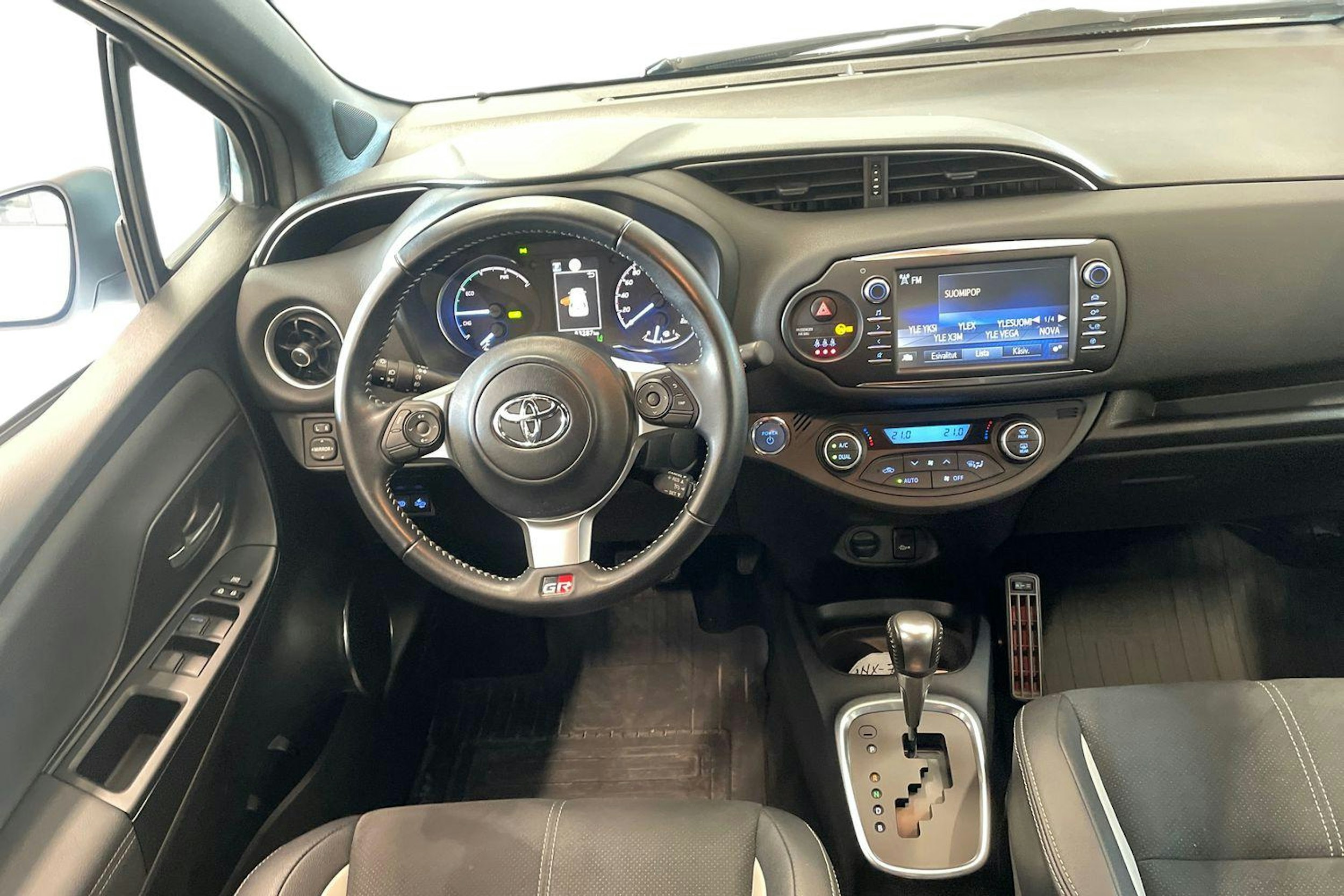 valkoinen Toyota Yaris 2019 kuva 7.