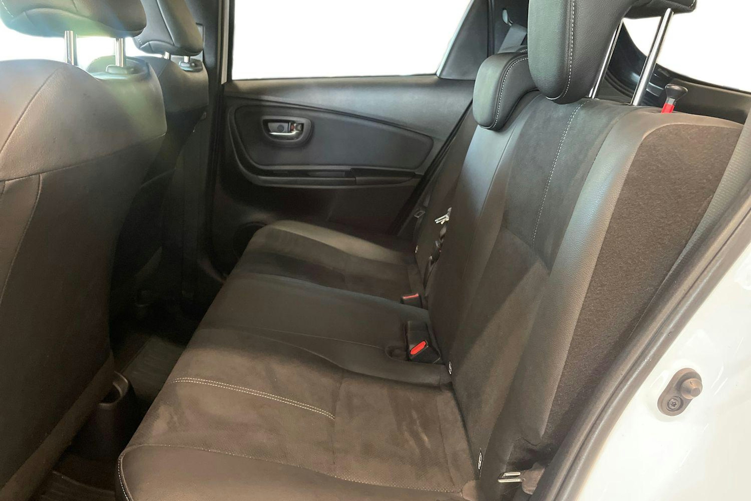 valkoinen Toyota Yaris 2019 kuva 8.
