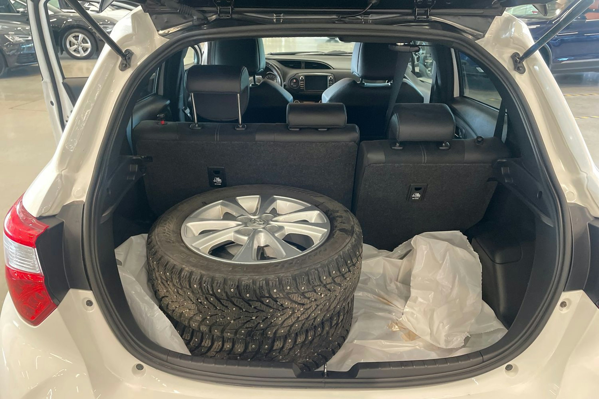 valkoinen Toyota Yaris 2019 kuva 29.