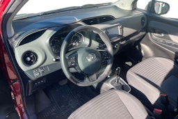 punainen Toyota Yaris 2019 kuva 3.
