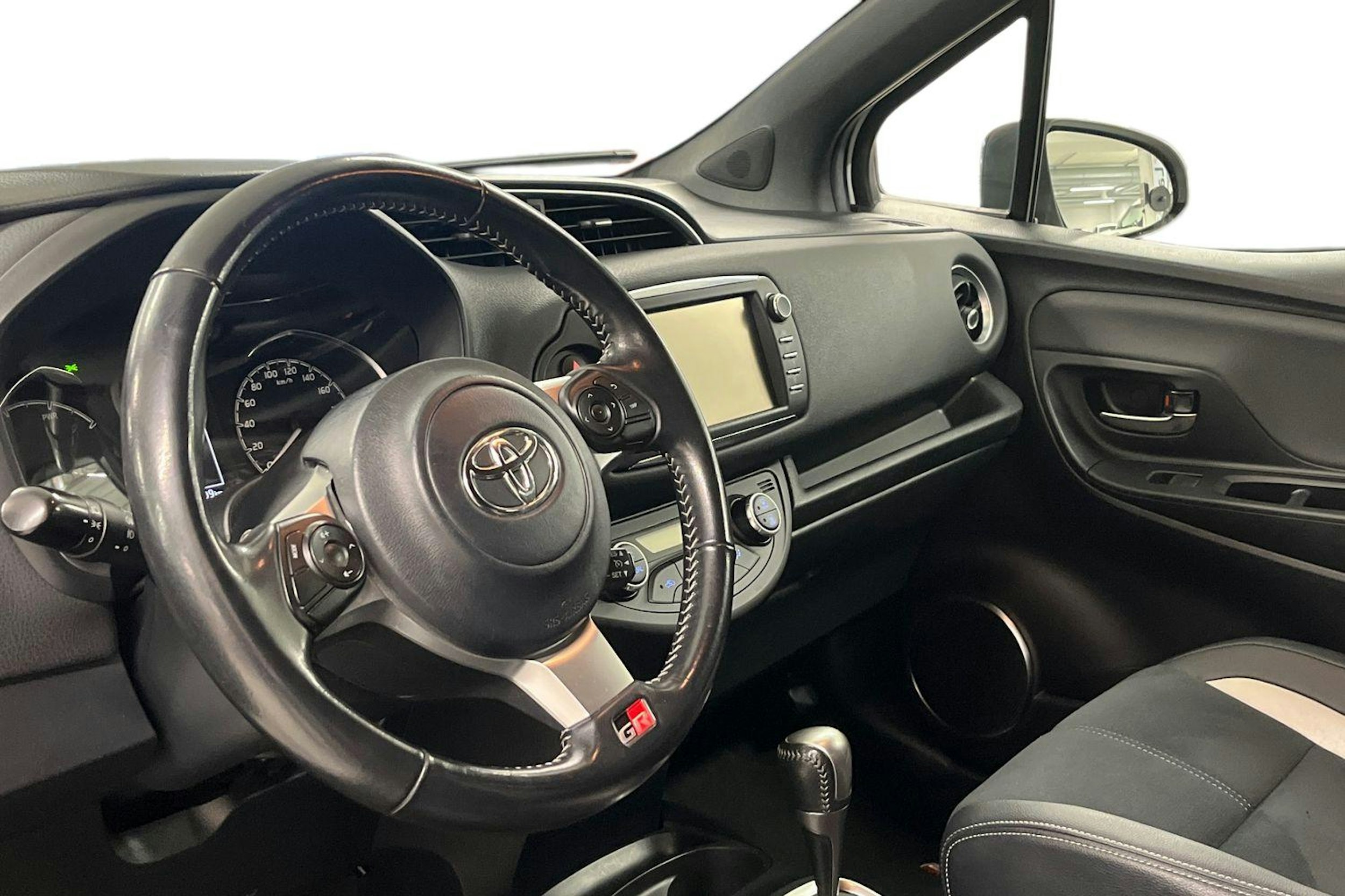 valkoinen Toyota Yaris 2019 kuva 7.