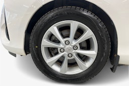 valkoinen Toyota Yaris 2019 kuva 11.