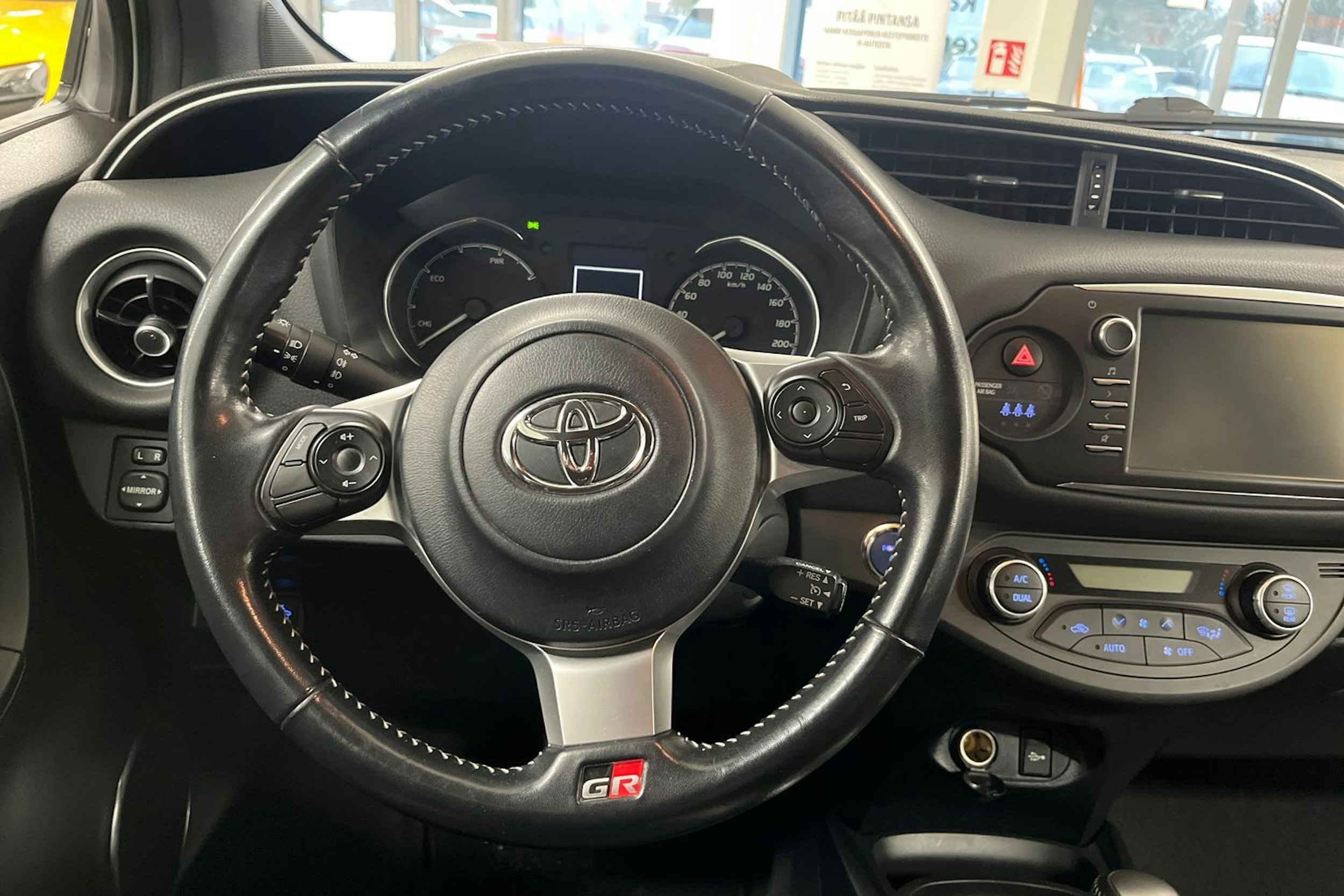 valkoinen Toyota Yaris 2019 kuva 17.