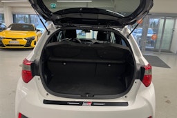 valkoinen Toyota Yaris 2019 kuva 30.