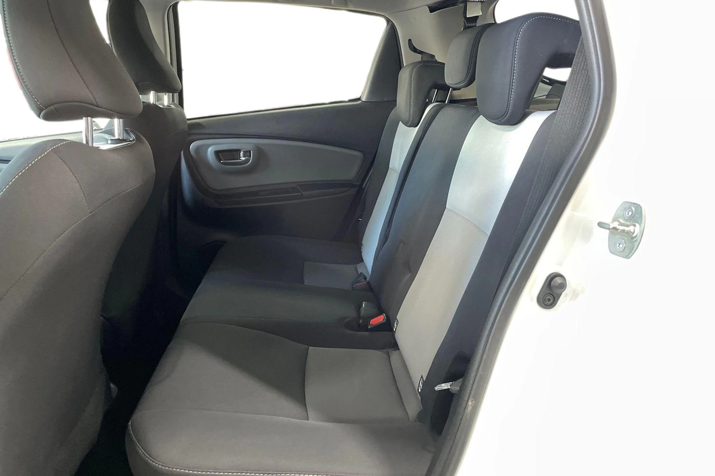 Valkoinen Toyota Yaris 2020 kuva 11.