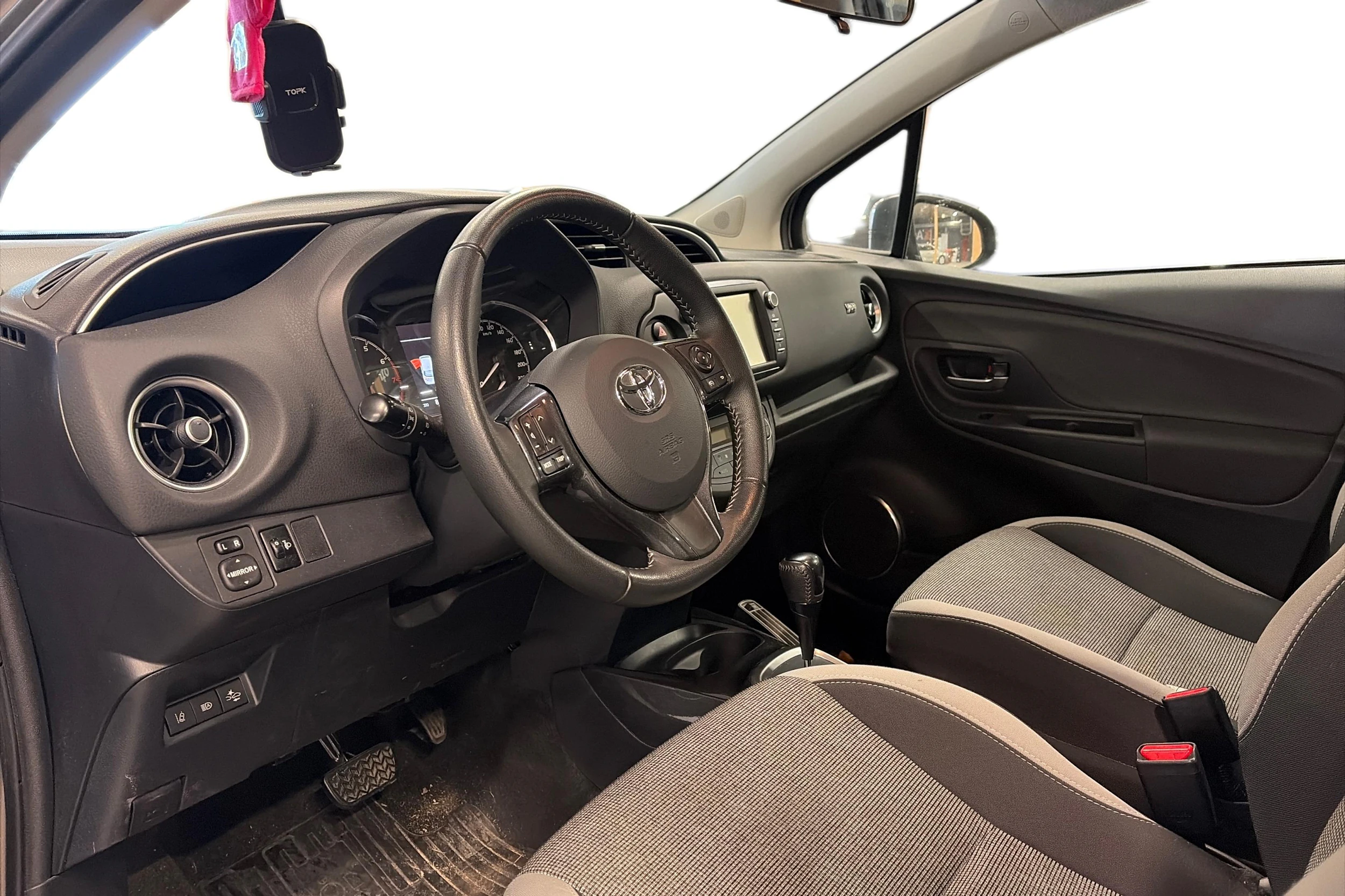 harmaa Toyota Yaris 2020 kuva 3.