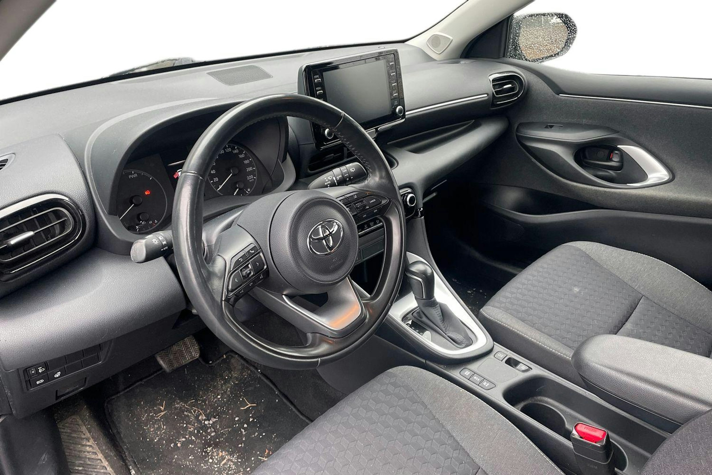 musta Toyota Yaris 2020 kuva 3.