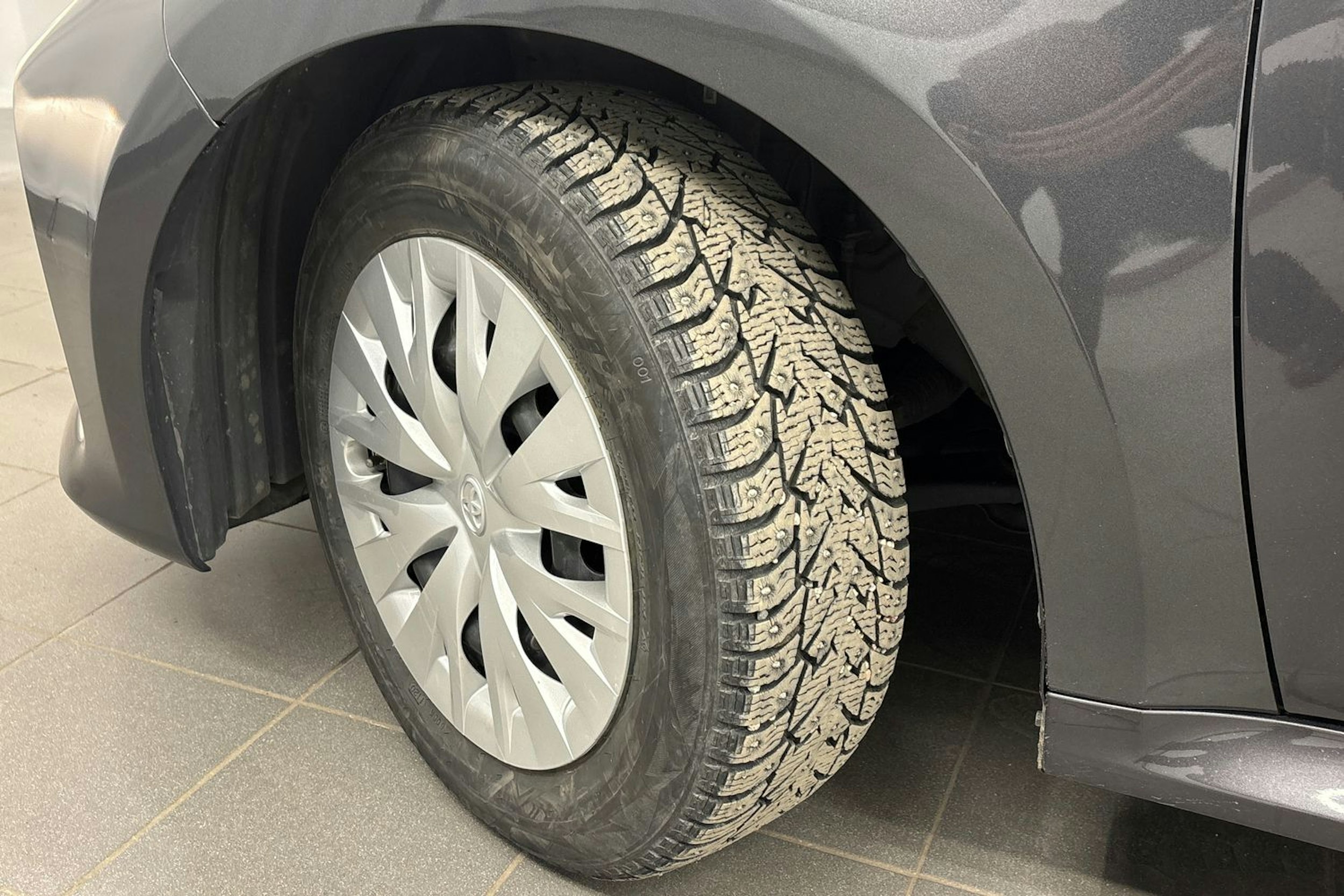 harmaa Toyota Yaris 2020 kuva 13.