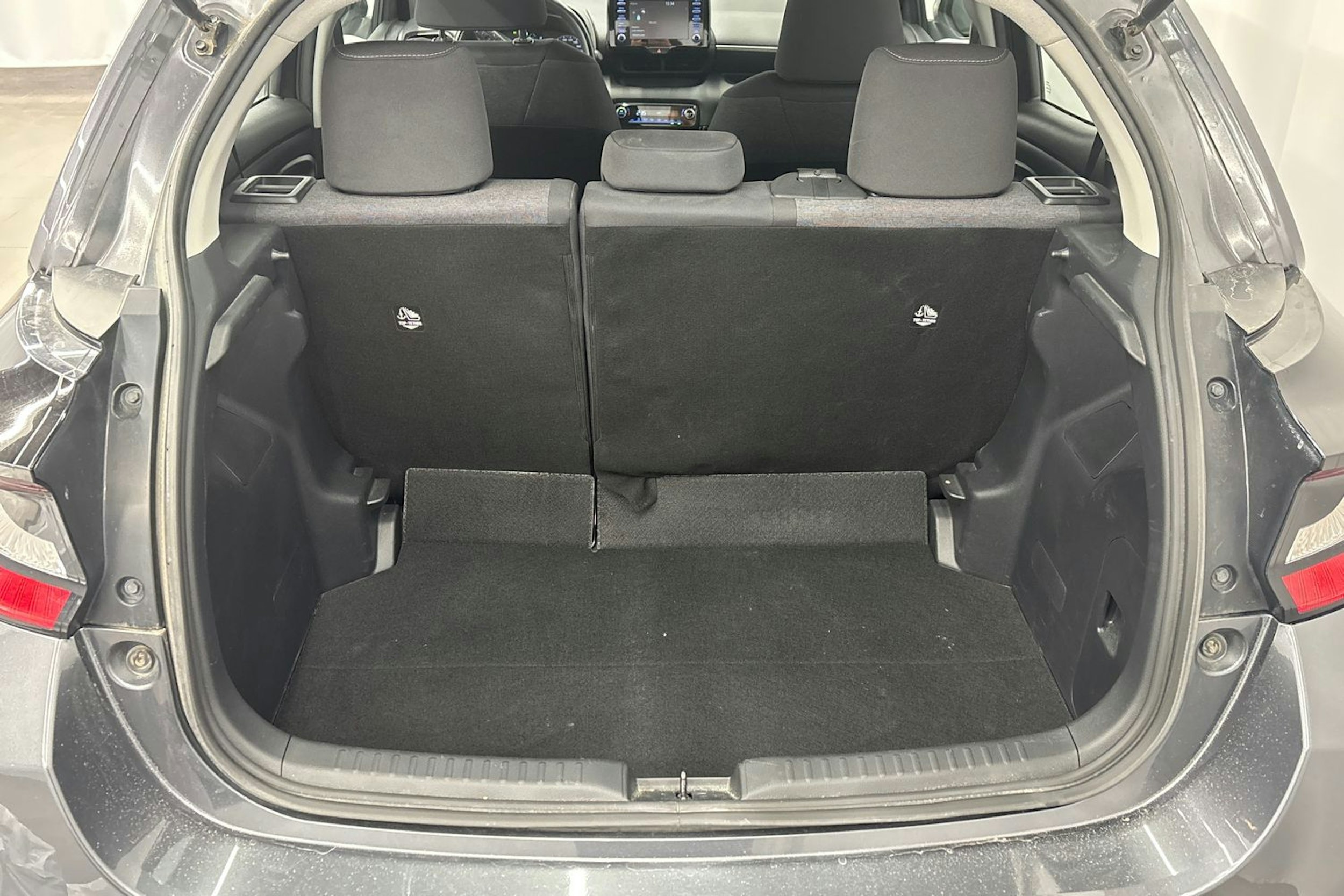 harmaa Toyota Yaris 2020 kuva 16.