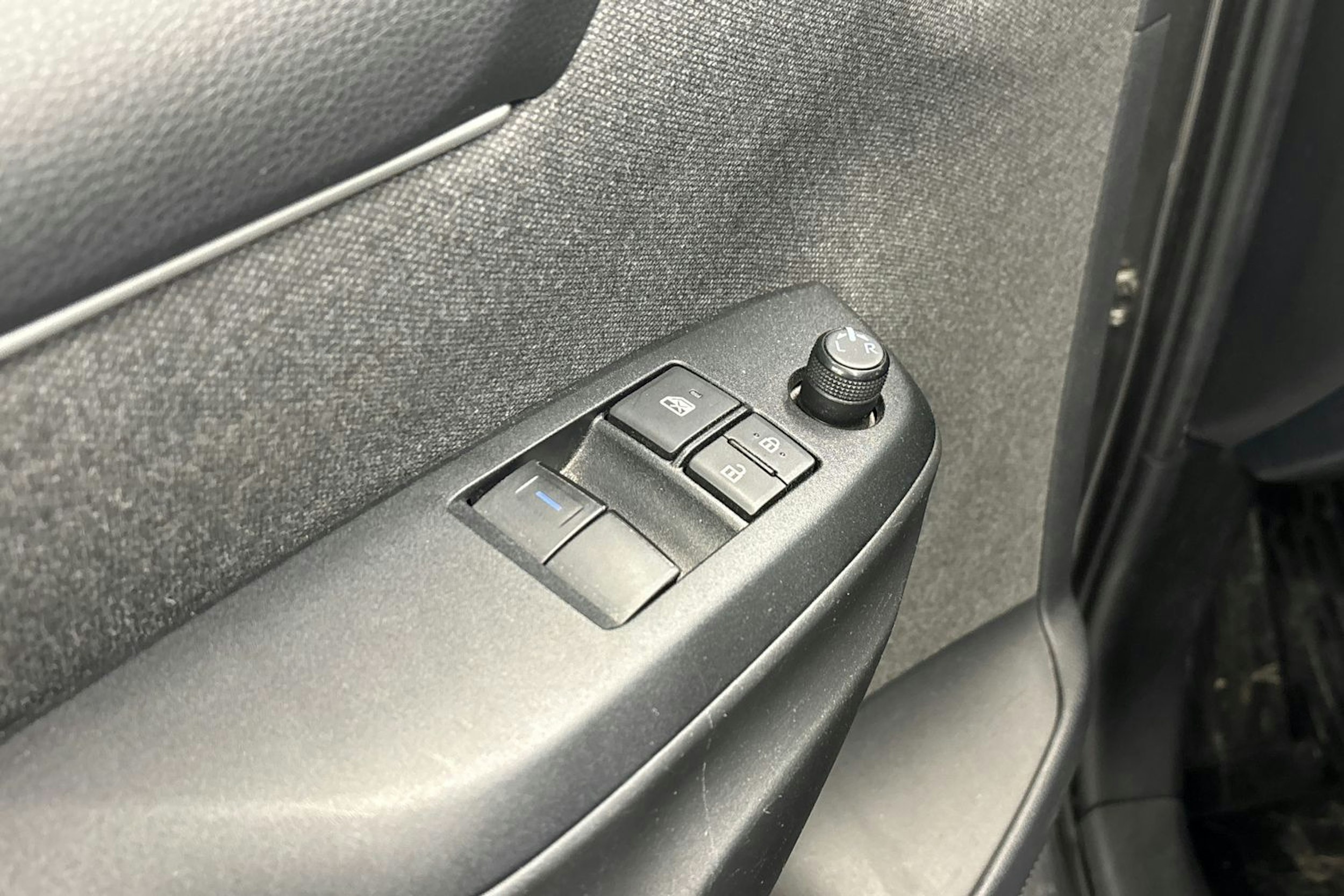 harmaa Toyota Yaris 2020 kuva 17.