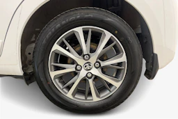 valkoinen Toyota Yaris 2020 kuva 9.