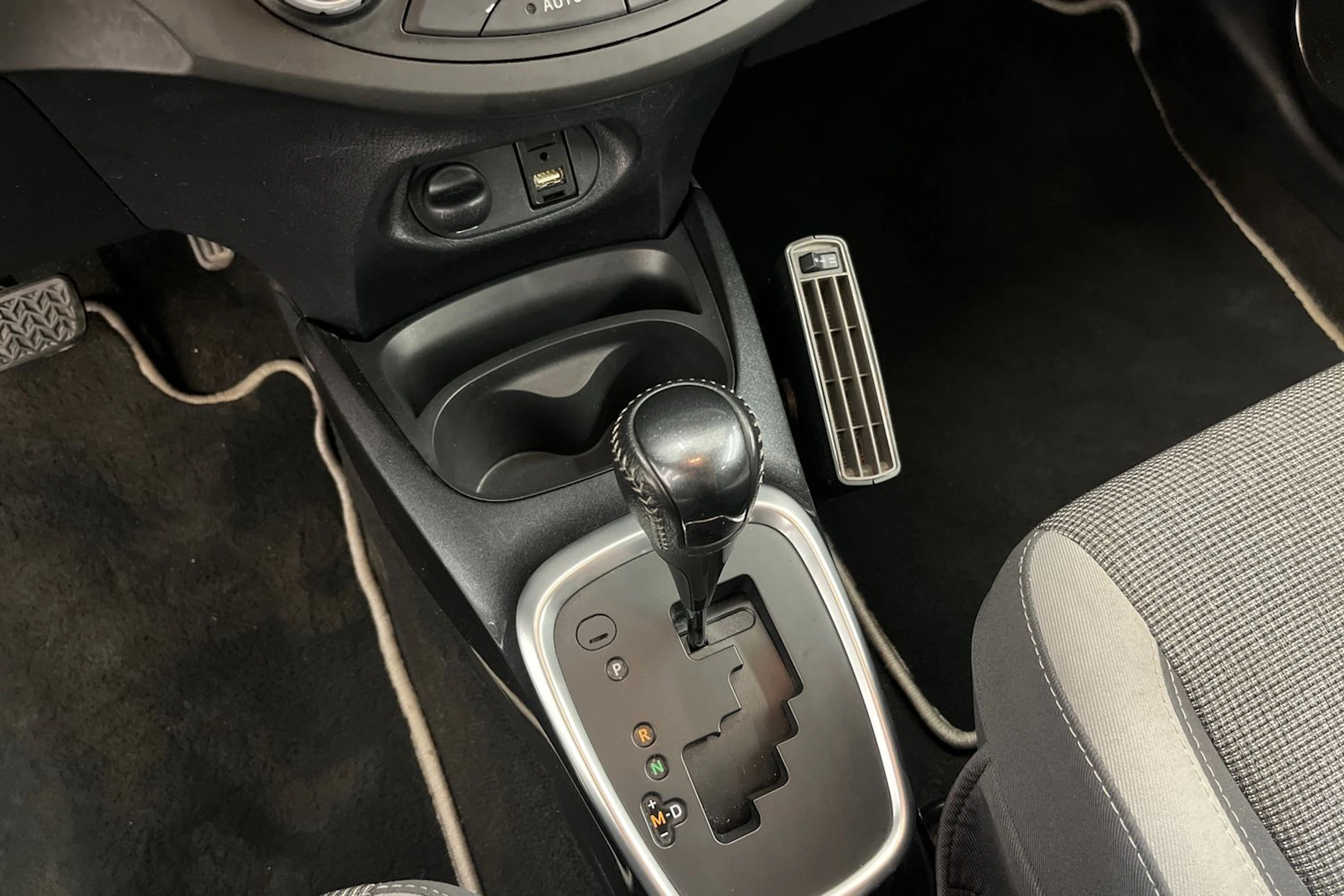 valkoinen Toyota Yaris 2020 kuva 19.