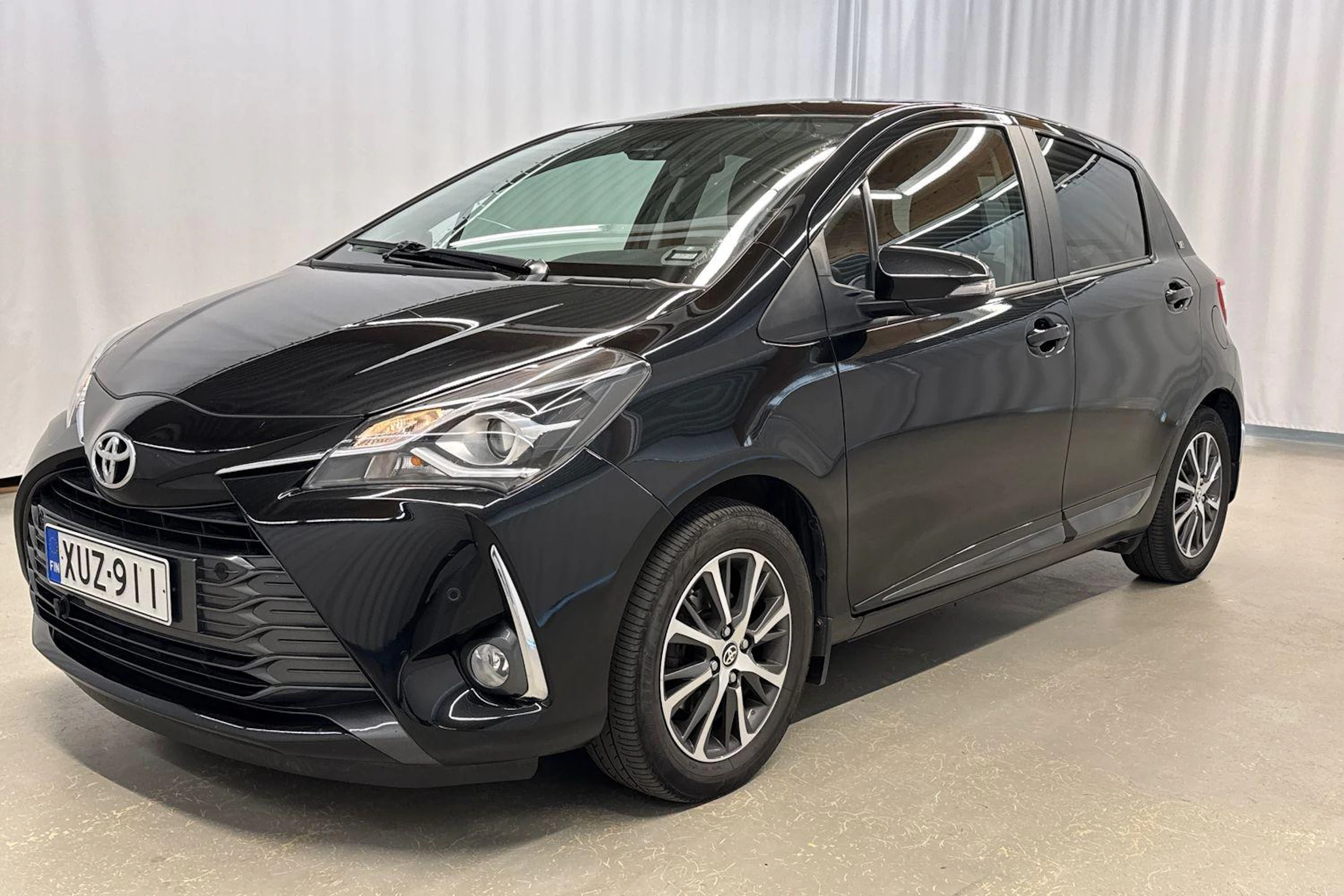 musta Toyota Yaris 2020 kuva 3.
