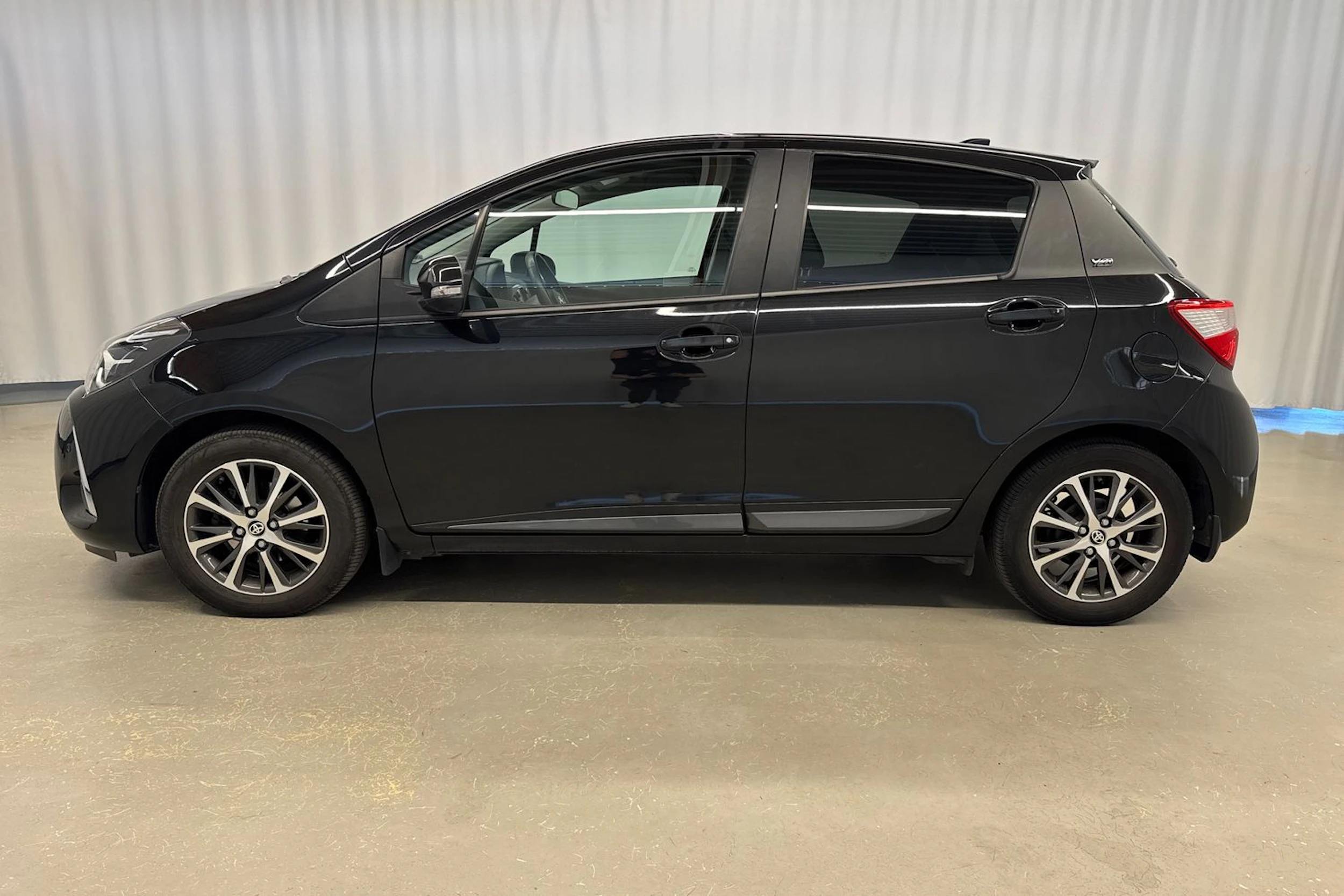 musta Toyota Yaris 2020 kuva 4.