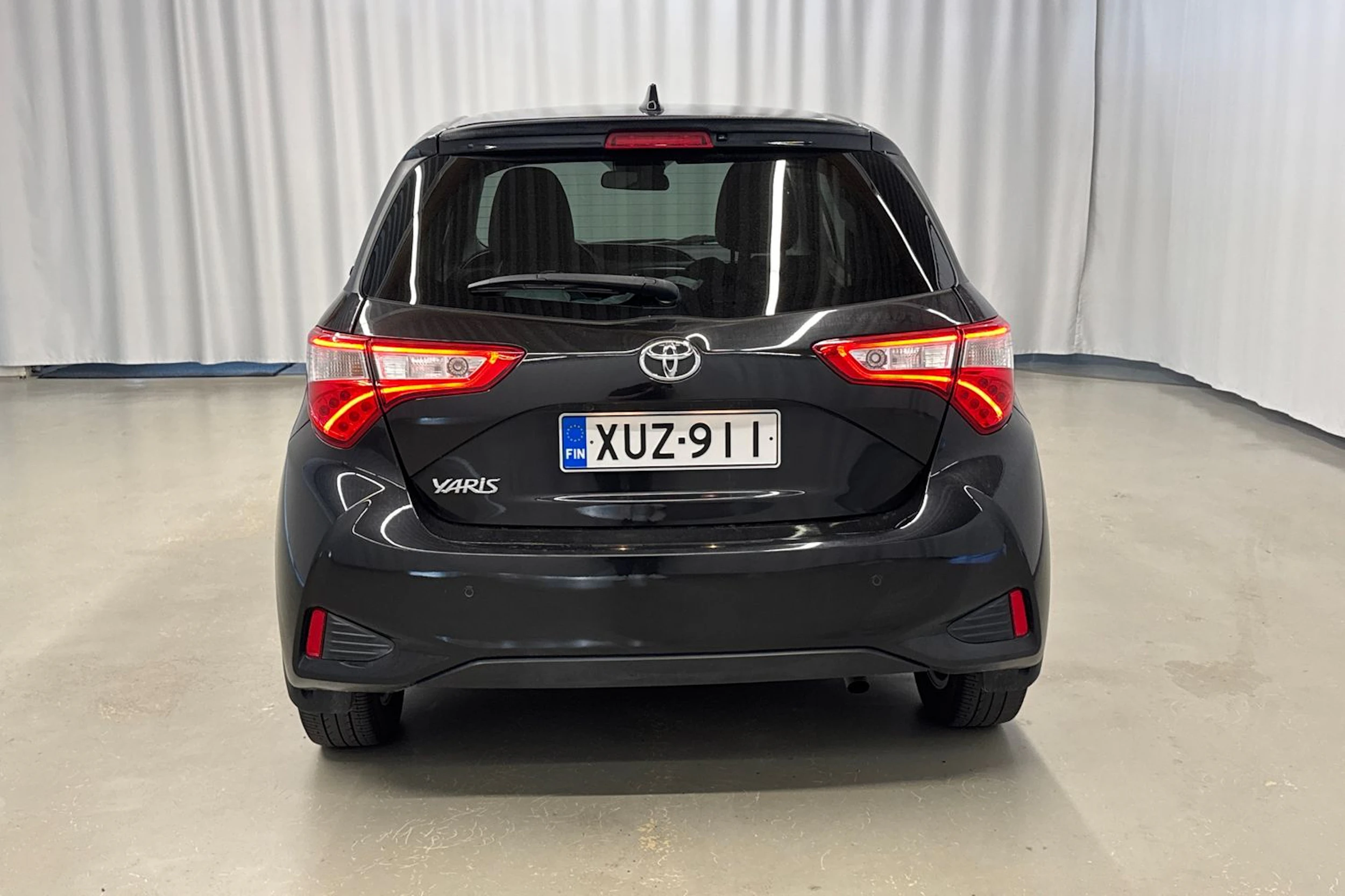 musta Toyota Yaris 2020 kuva 6.