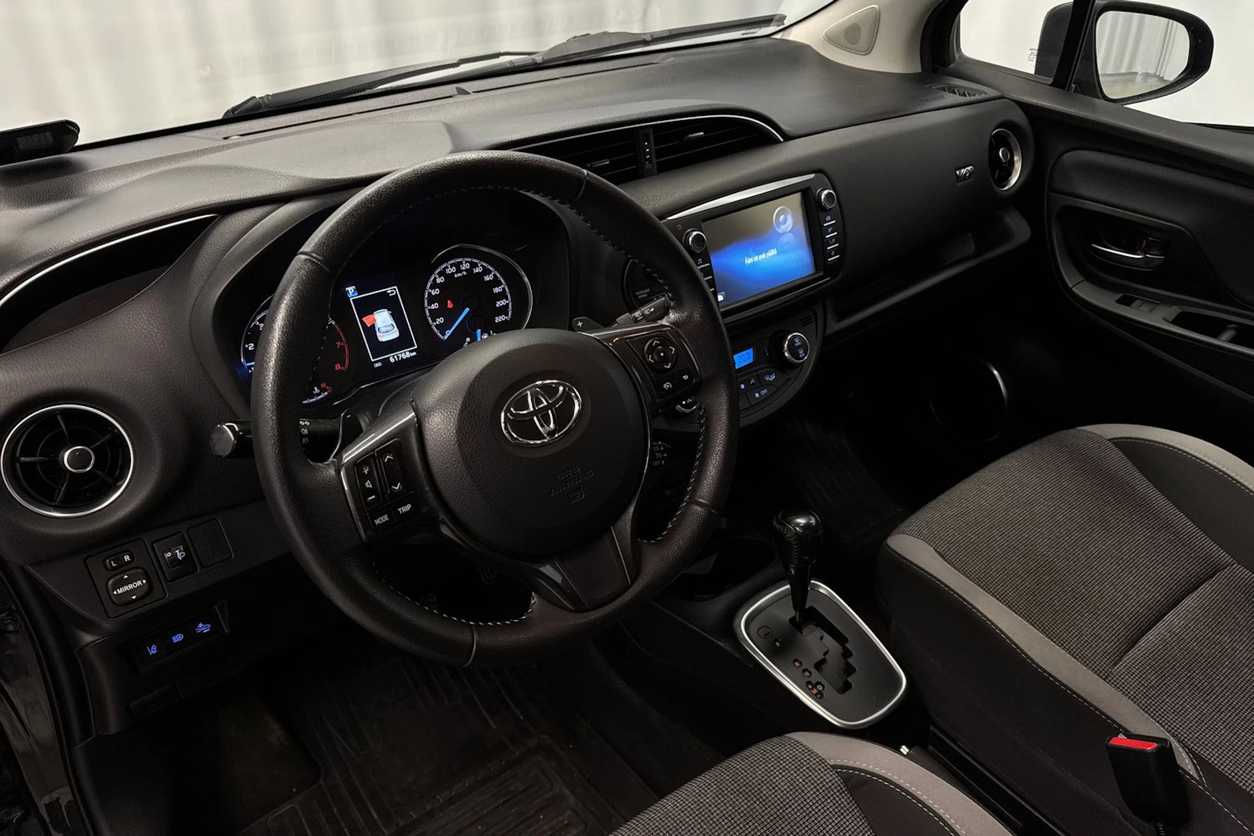 musta Toyota Yaris 2020 kuva 9.