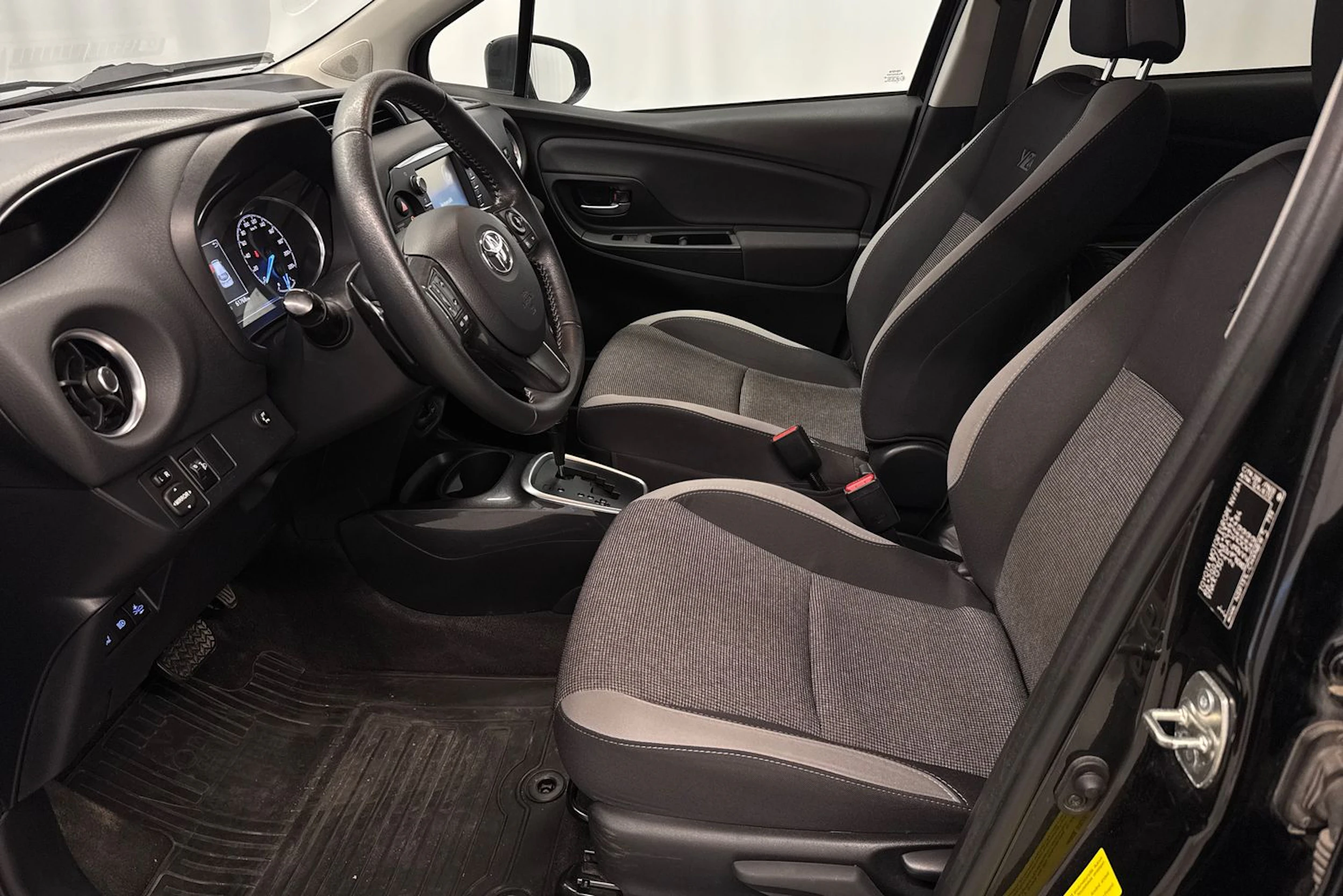 musta Toyota Yaris 2020 kuva 10.
