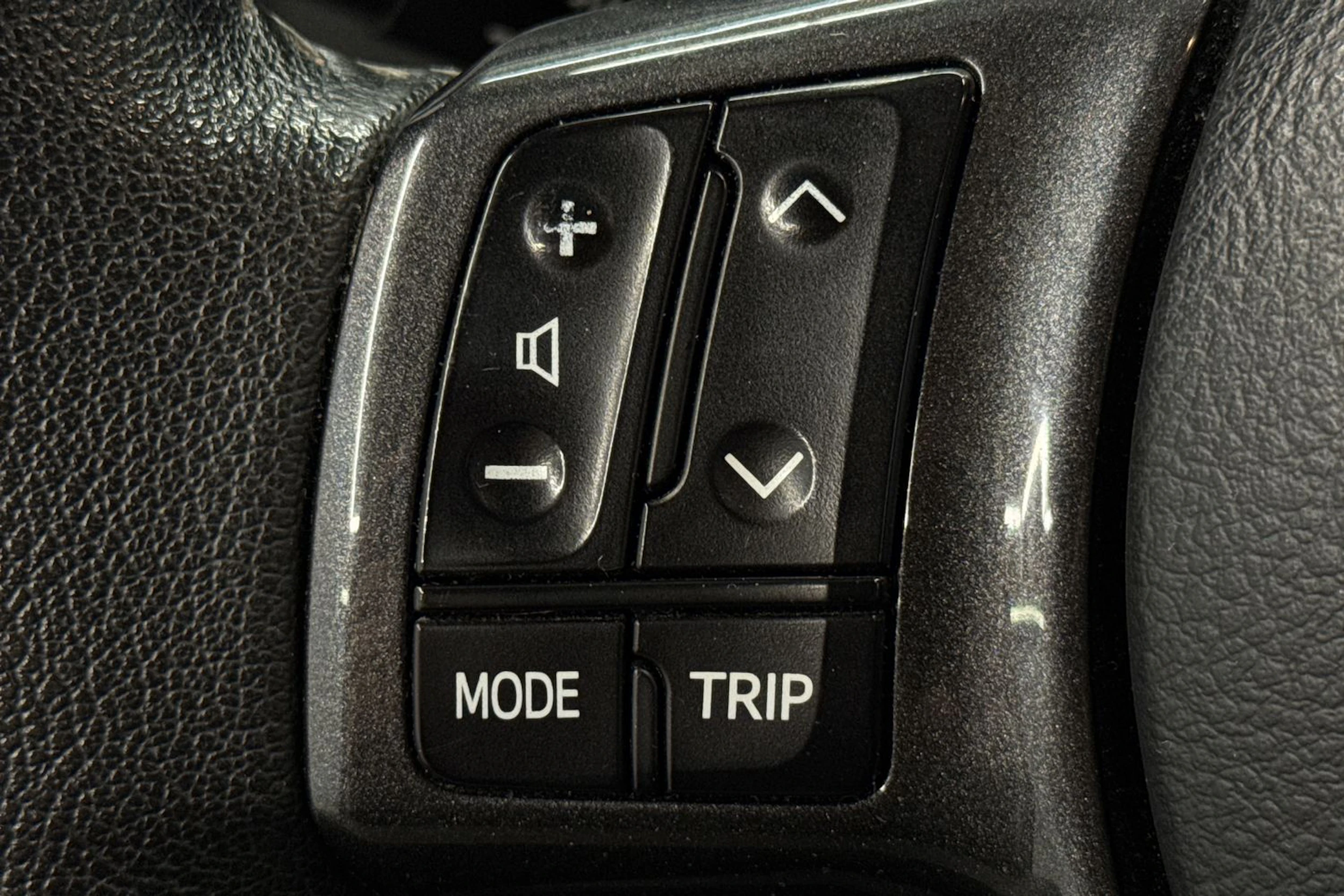 musta Toyota Yaris 2020 kuva 13.
