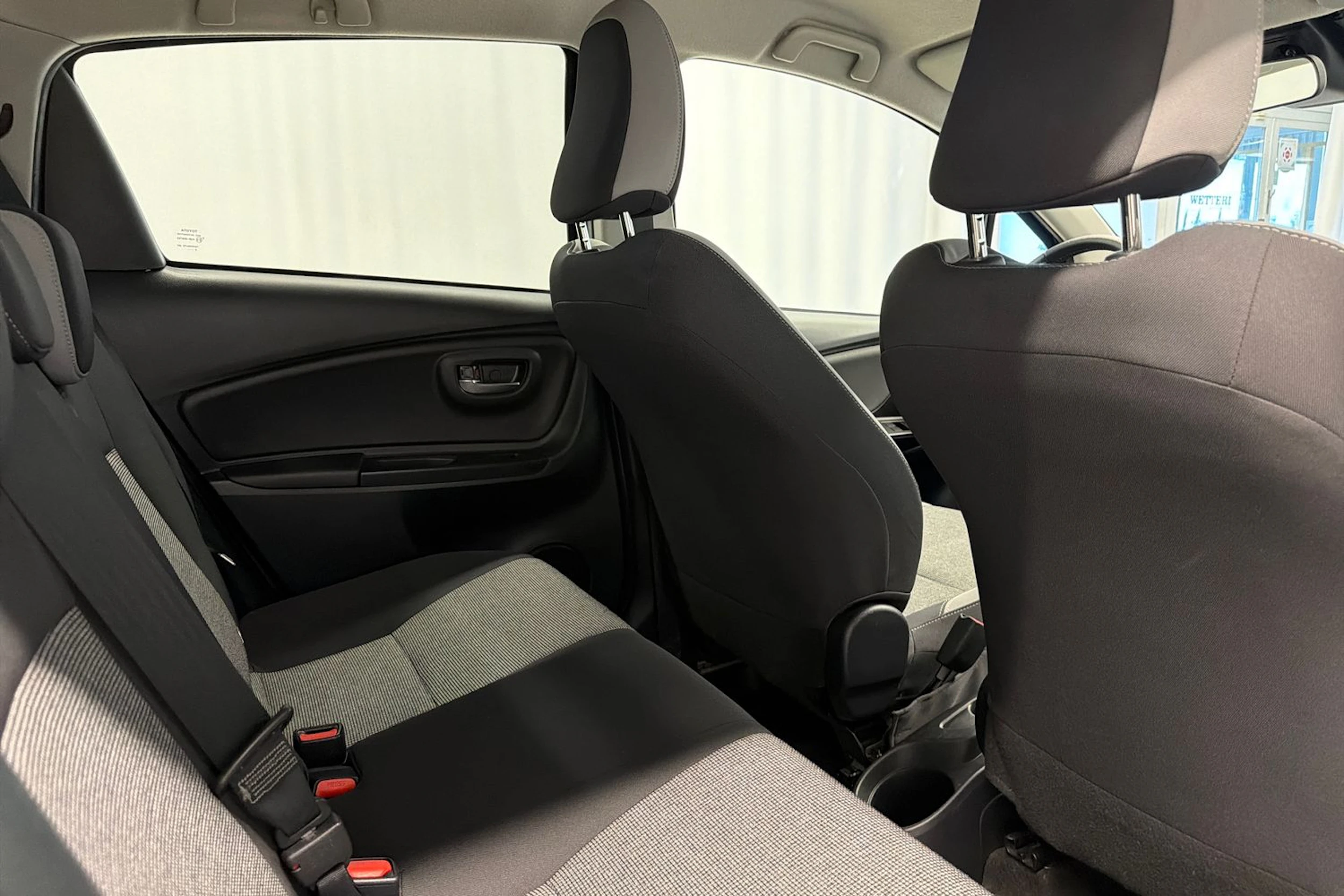 musta Toyota Yaris 2020 kuva 18.