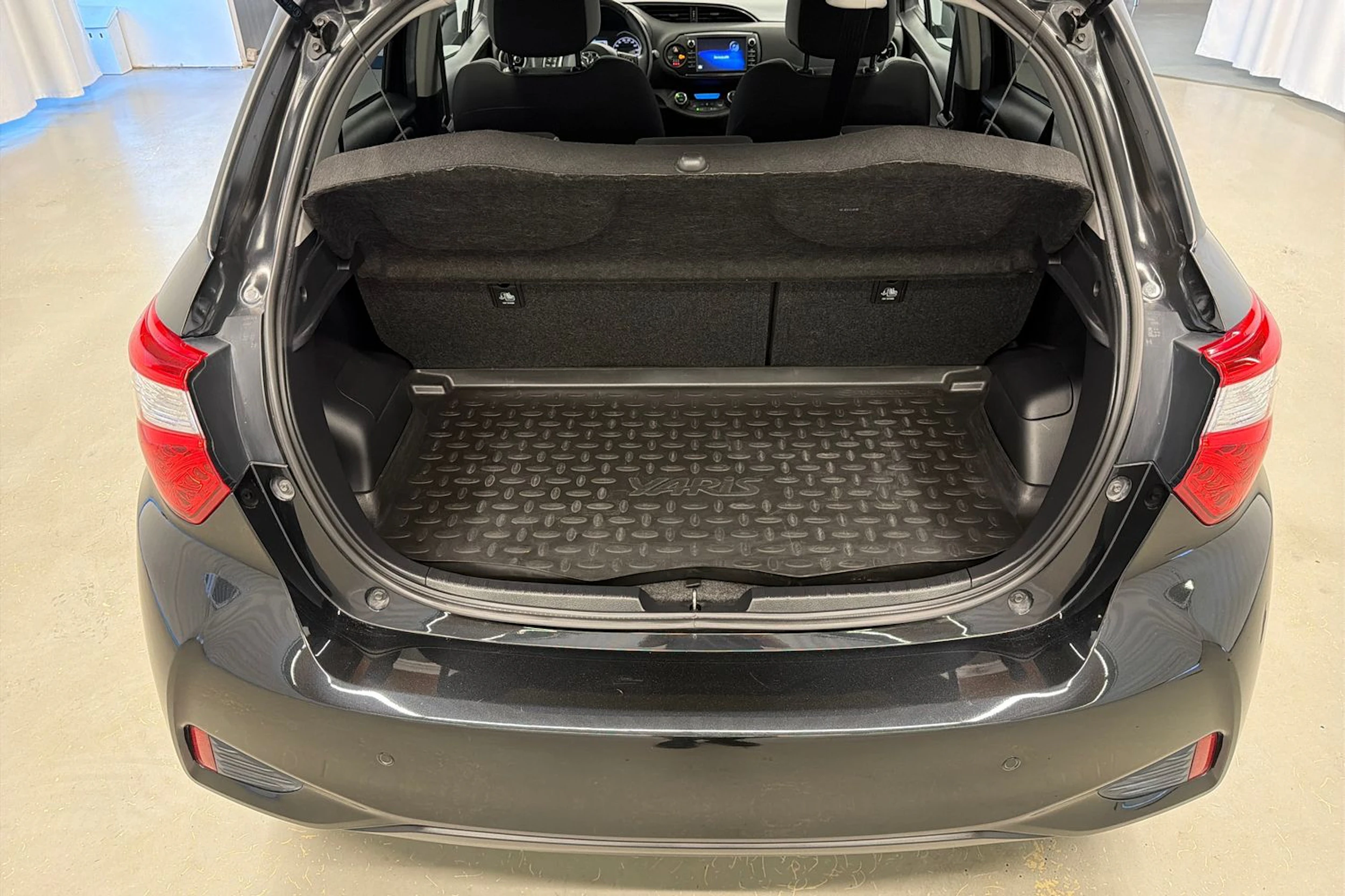 musta Toyota Yaris 2020 kuva 19.