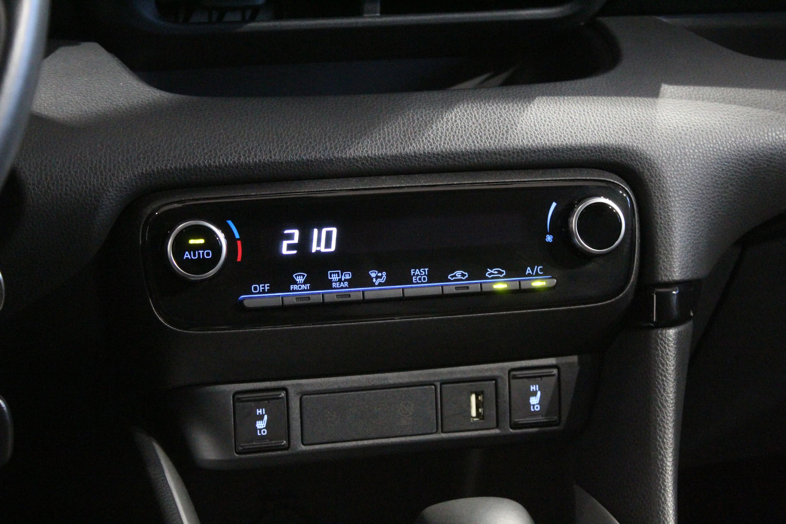 punainen Toyota Yaris 2021 kuva 16.
