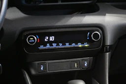 punainen Toyota Yaris 2021 kuva 16.