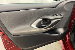 Punainen Toyota Yaris 2021 kuva 11.