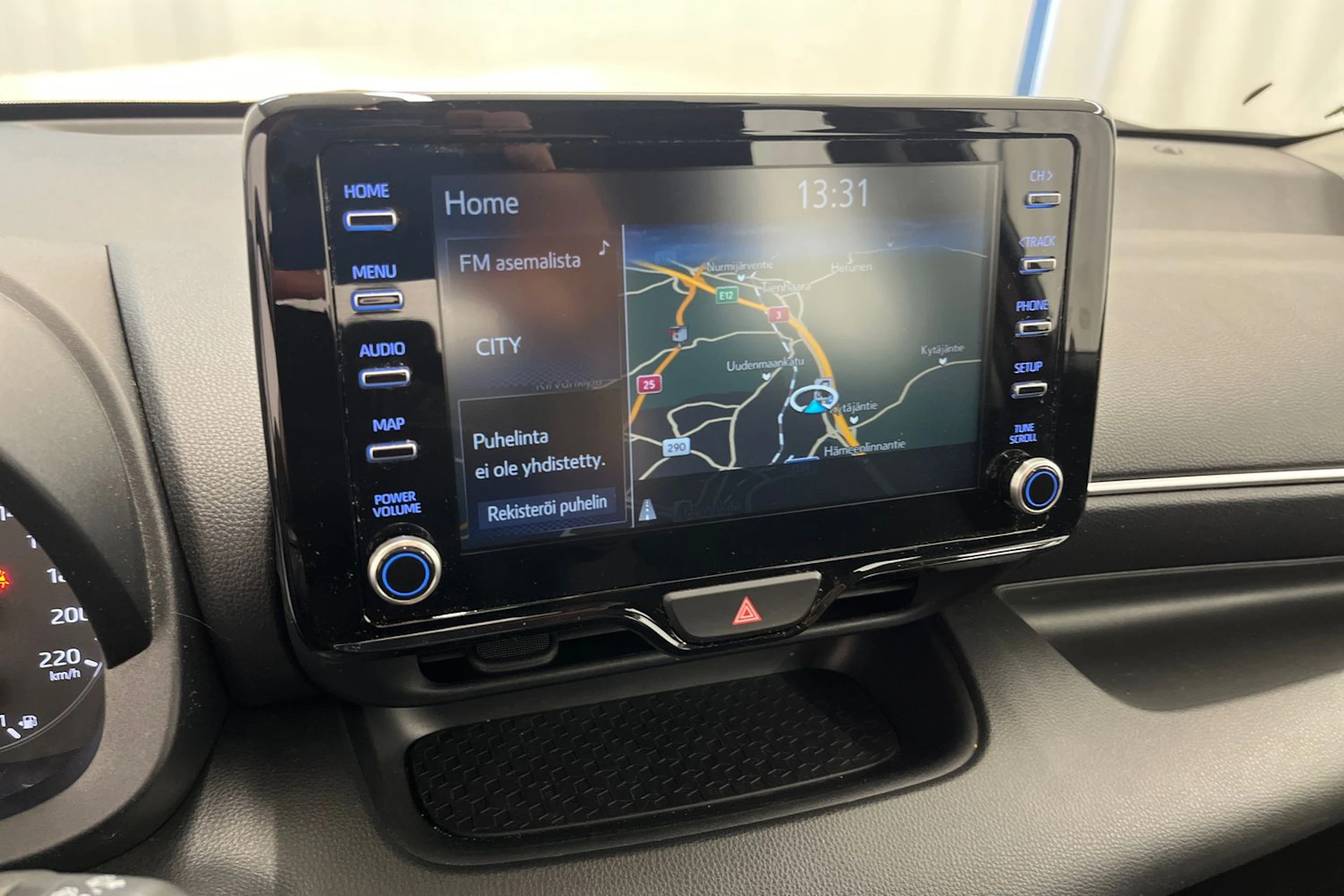 Punainen Toyota Yaris 2021 kuva 16.